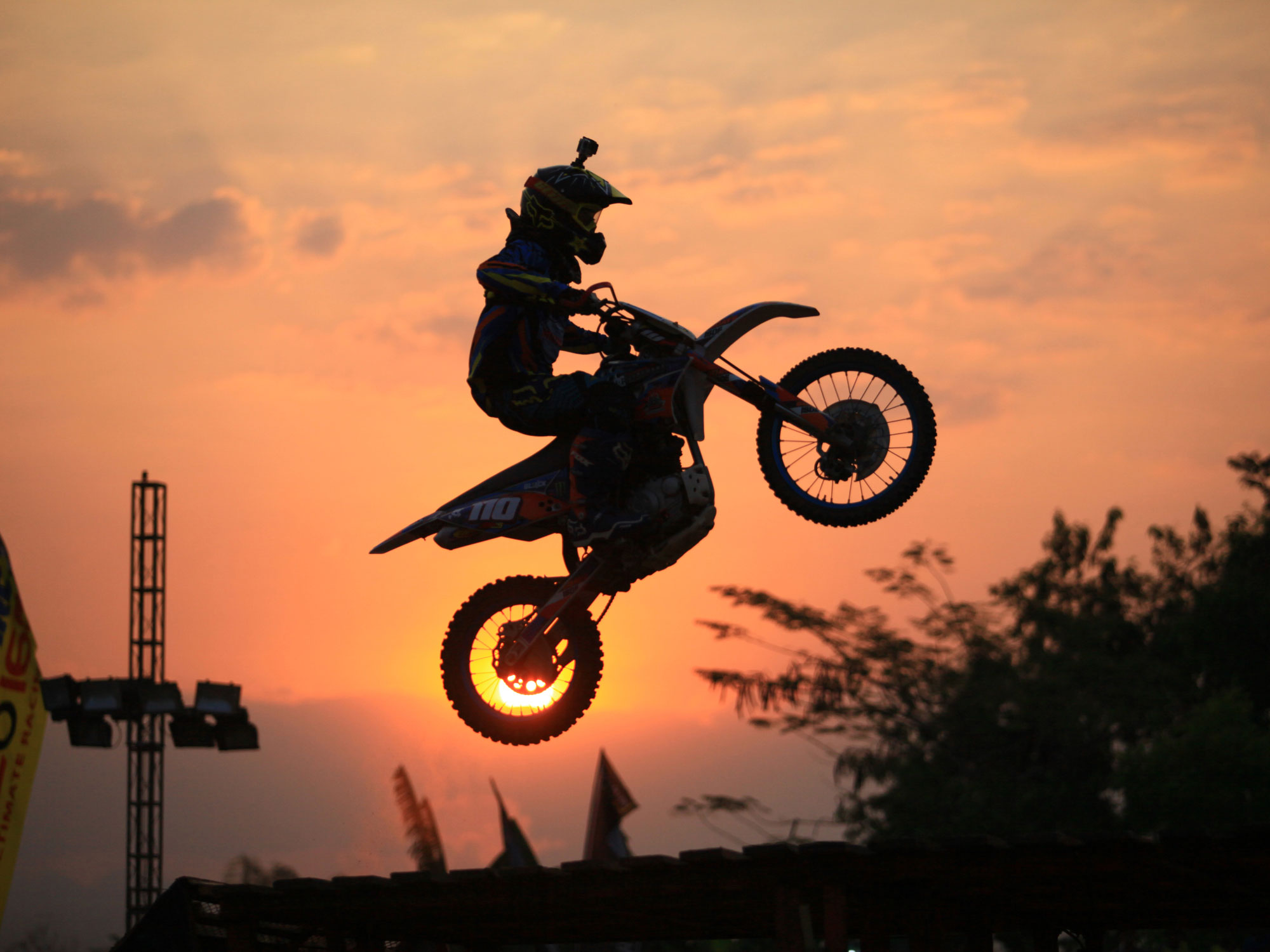 Sunset di sirkuit Madiun.