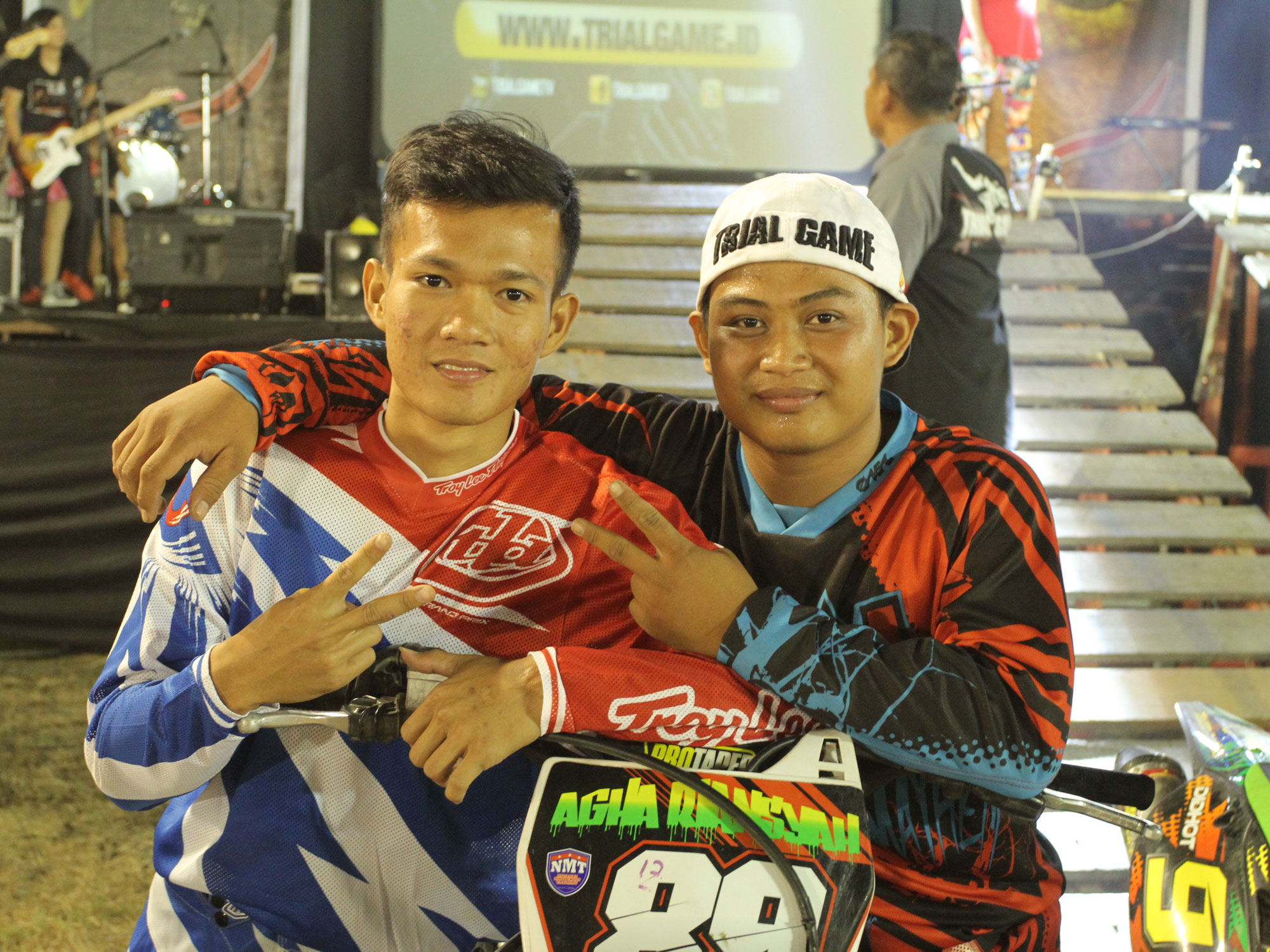 Musuh dalam arena balap tapi persahabatan tetap terjalin di luar itu.