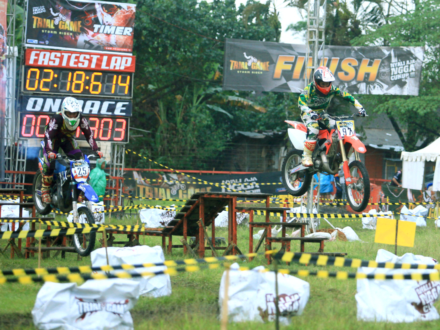 Nanda Medyka mencoba mengejar ketertinggalannya dari Oki Tuban di kelas Campuran Open