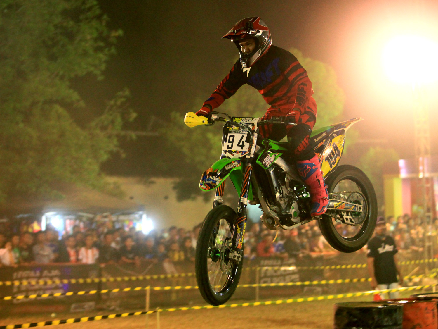 Cahyo Utomo melewati jumpingan tong di kelas Free For All Heat 1