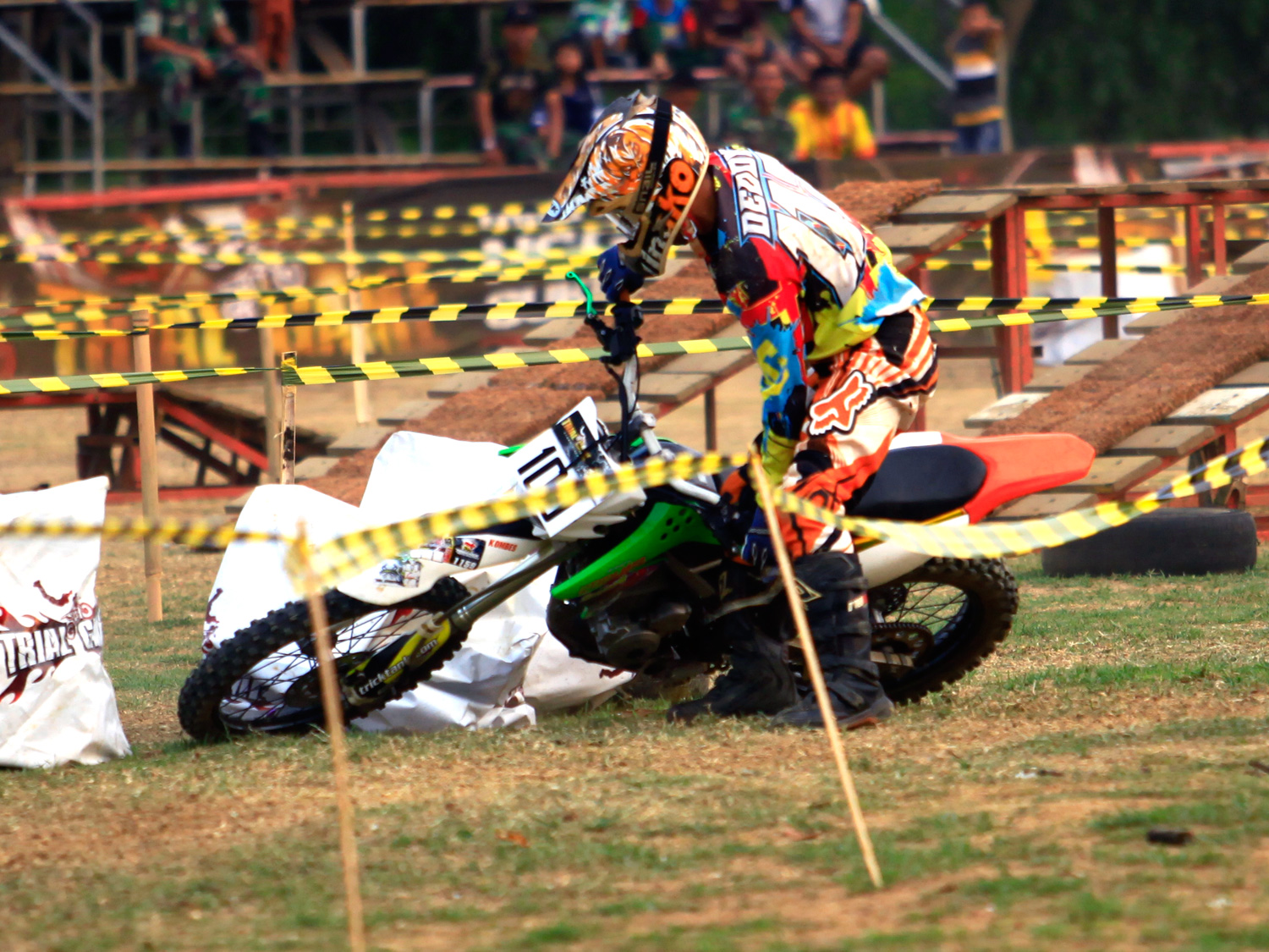 Pembalap dari kelas Campuran Non Seeded Dedy Kirnata terpeleset di Sirkuit Trial Game Seri 9 Ambarawa