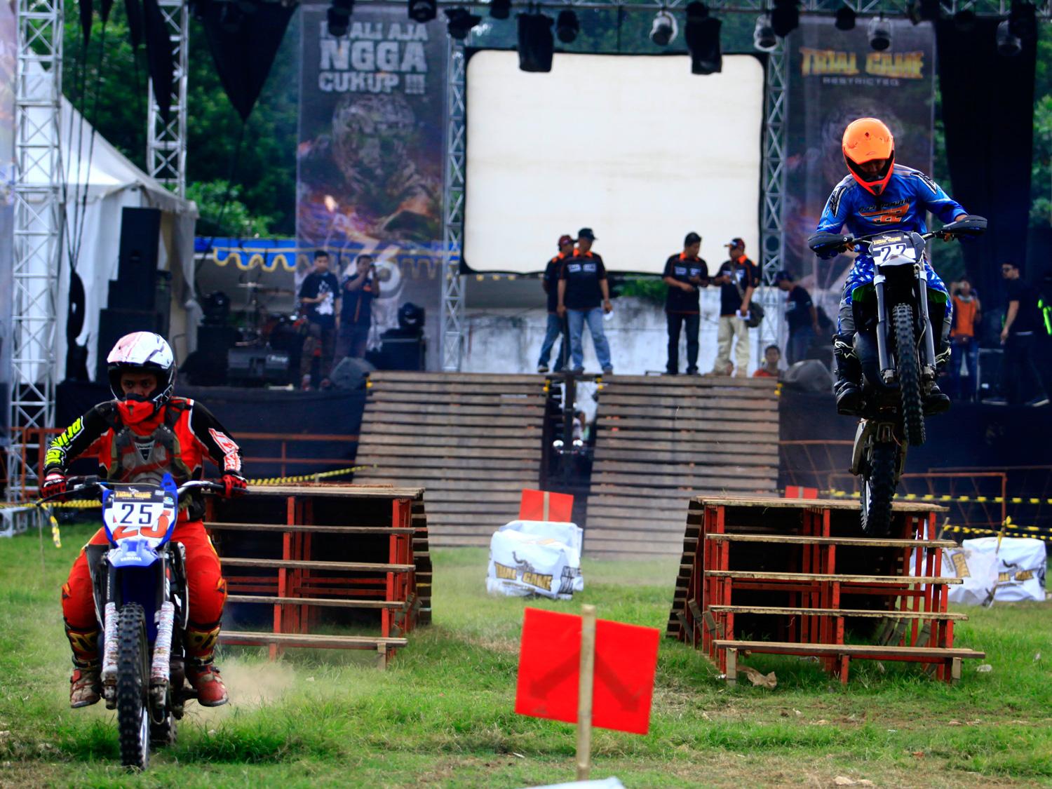 Pembukaan Trial Game seri 1 di Kota Jember diawali dengan pembalap Endy Wijanarko melawan Nanda Medika