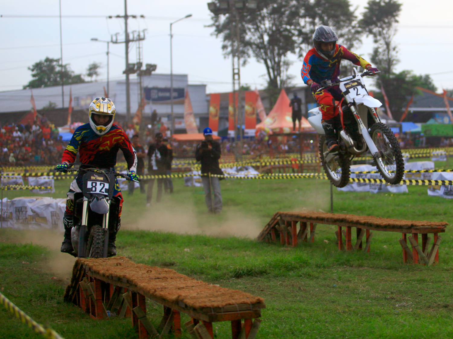 Aksi dua pembalap unggulan di seri 1 Trial Game Jember Aris Setya dan M. Arjun