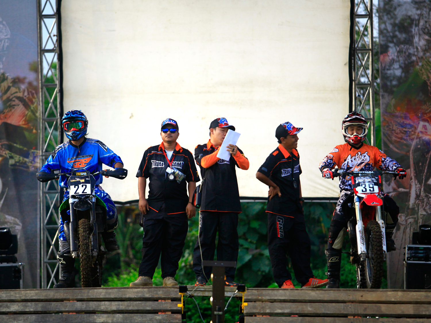 Pembukaan Trial Game seri 4 Di Kota Purwokerto diawali dengan pembalap Endy Endhot melawan Wahyu Gareng dikelas campuran open heat 1