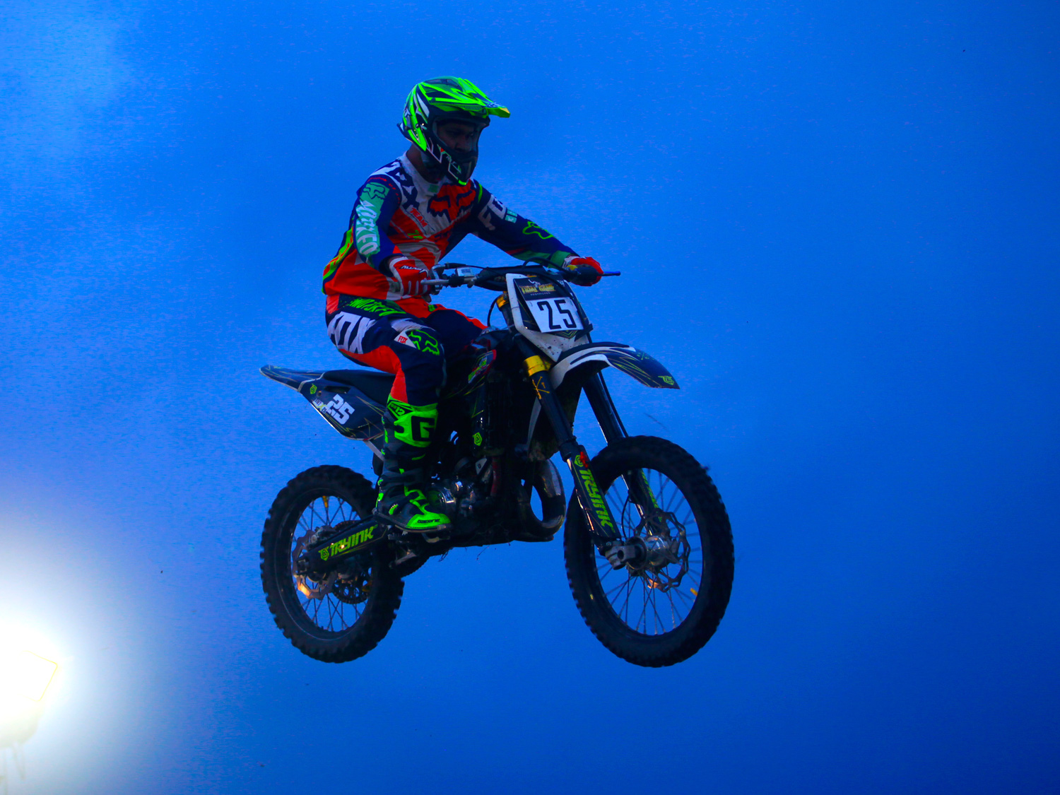 Crosser Bintang Romadhon dari Kota Cilacap ketika melakukan jumpingan di table top kelas campuran non seeded heat 2