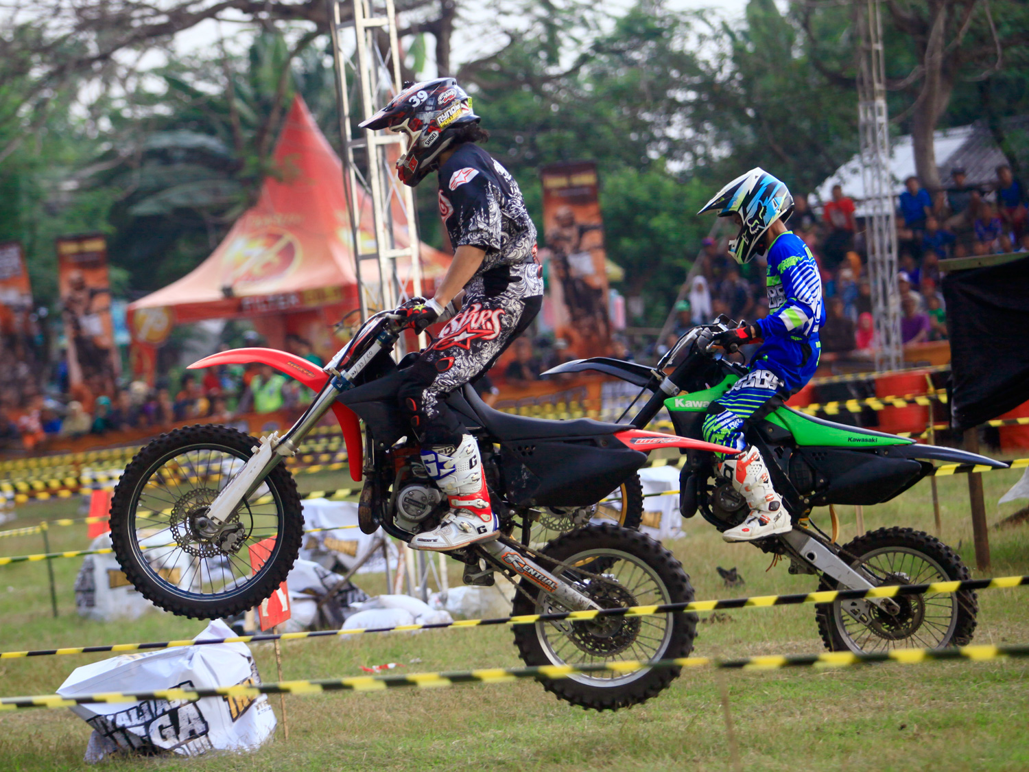 Posisi landing kedua pembalap Wahyu Gareng dan Risky Aji di kelas campuran open heat 1