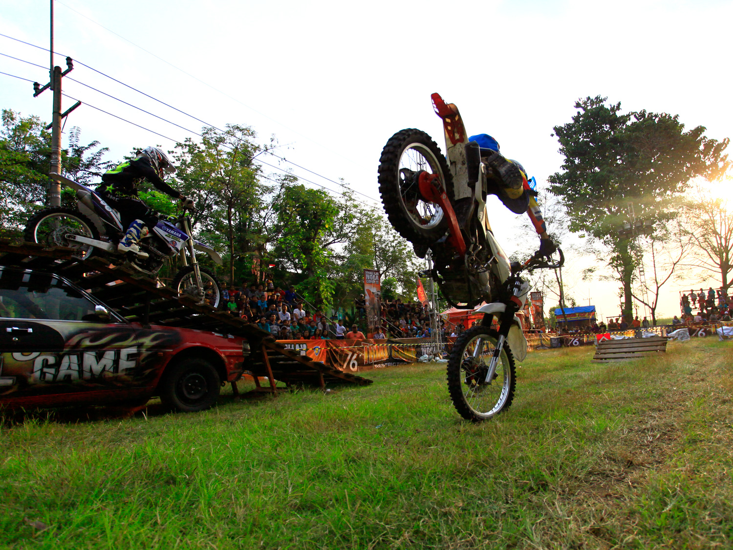 Posisi mendarat yang kurang tepat dari pembalap di kelas campuran non seeded heat 1