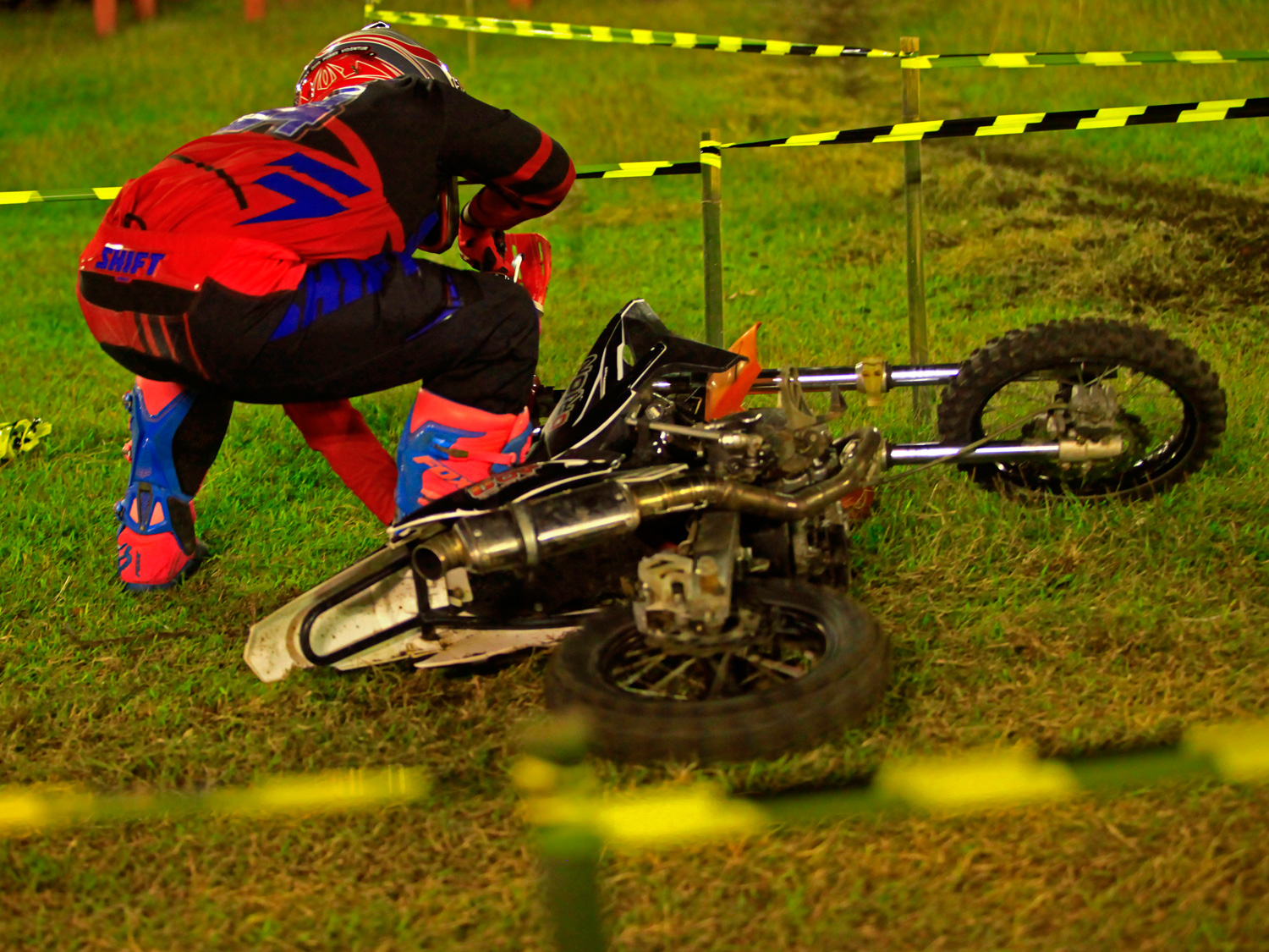 Cahyo Utomo pembalap asal Kota Tuban terjatuh di kelas minimoto open