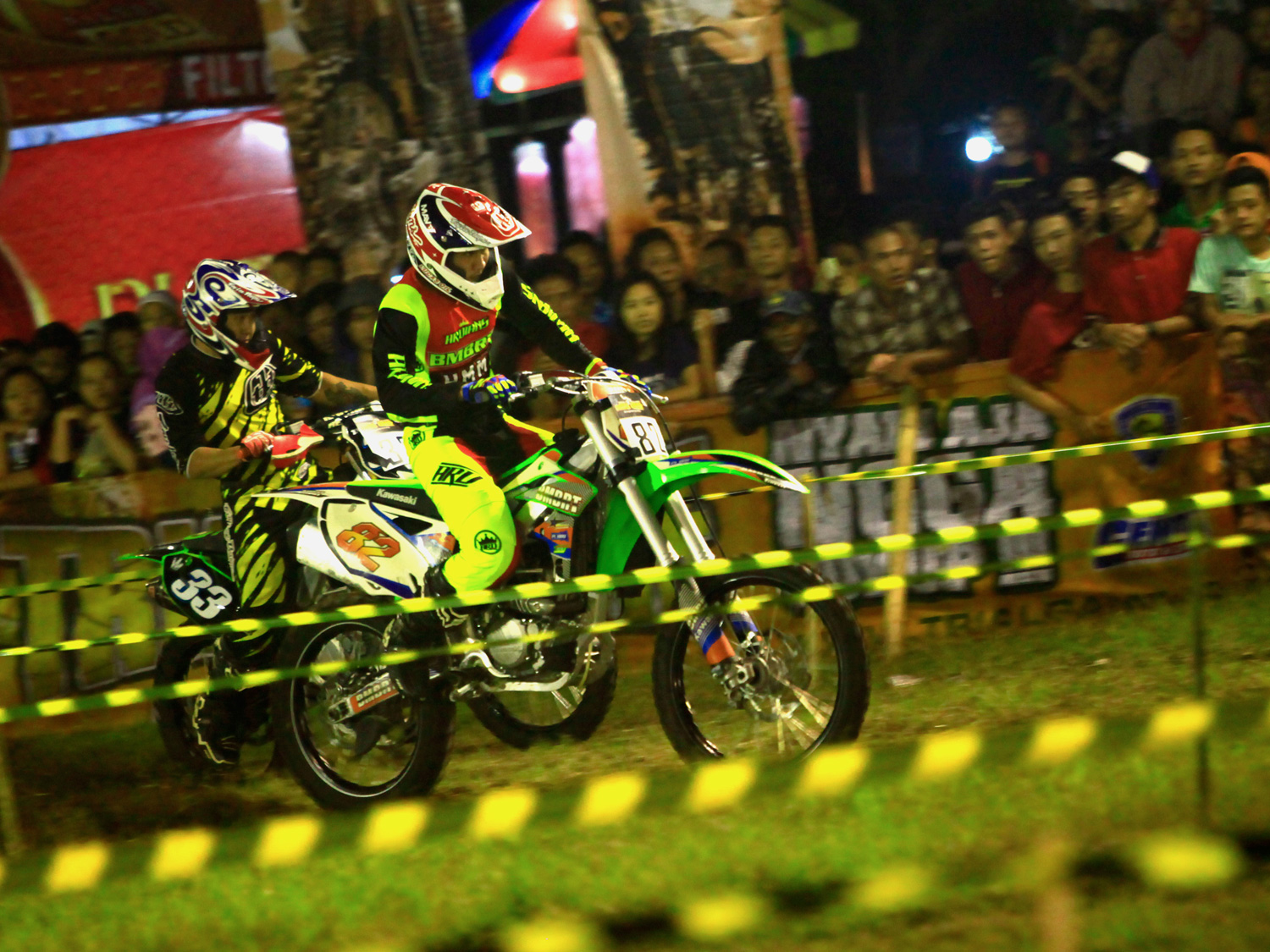 Persaingan ketat kedua pembalap Aris Setya VS Ivan Harry di kelas free for all heat 1