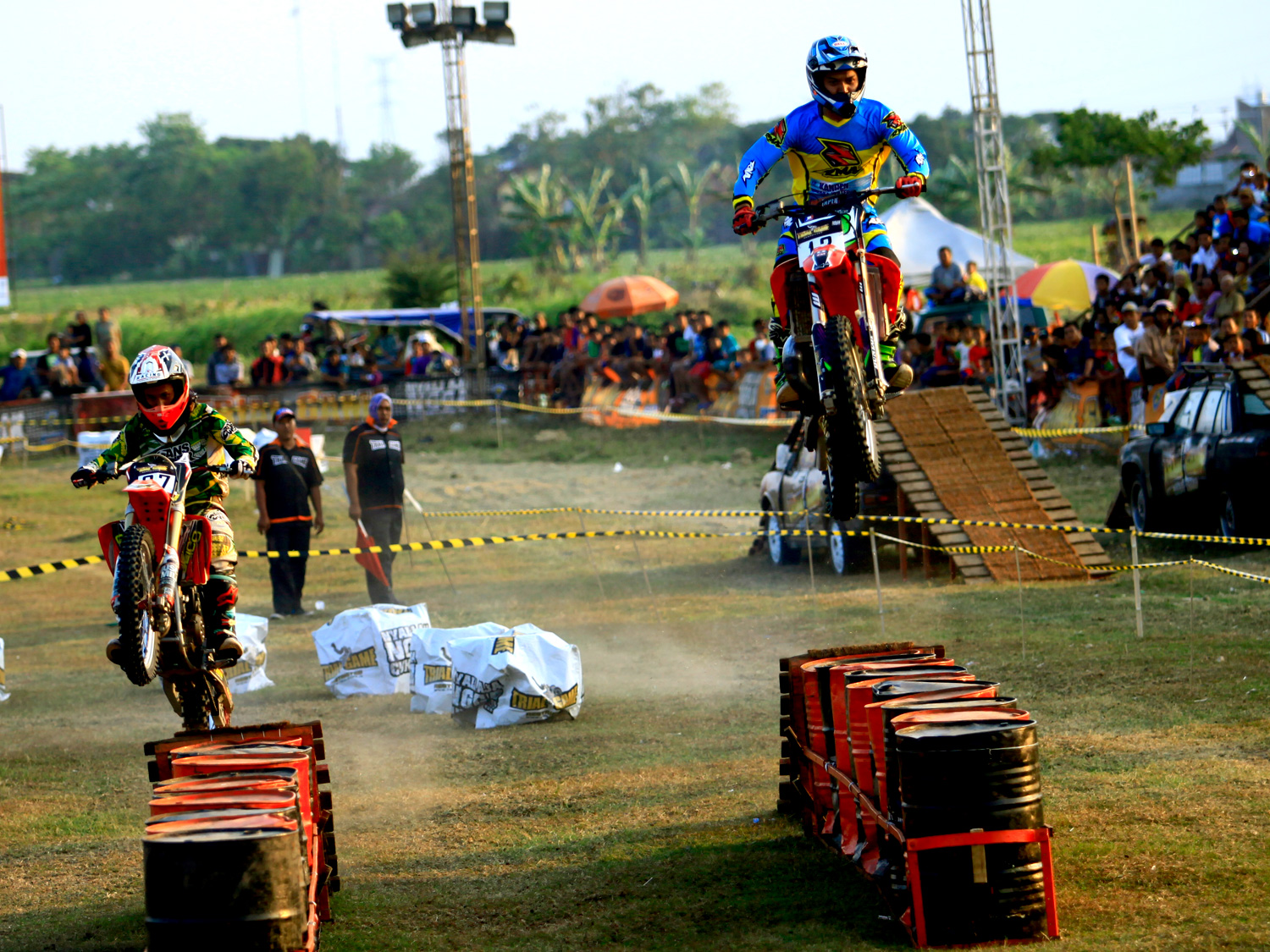 Kedua pembalap dikelas campuran open heat 1 ketika melewati jumpingan bolltong buatan Trial Game