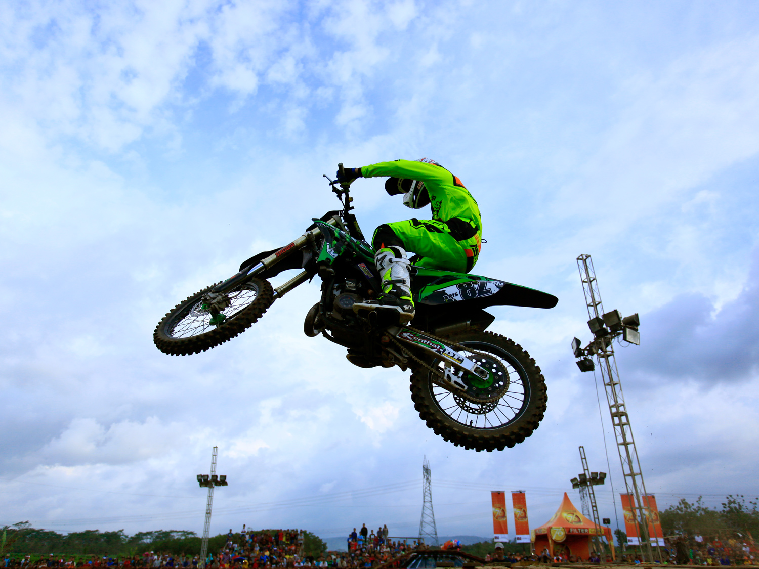 Jumpingan tinggi Aris Setyo ketika melewati rintangan dari Trial game di kelas campuran open heat 1