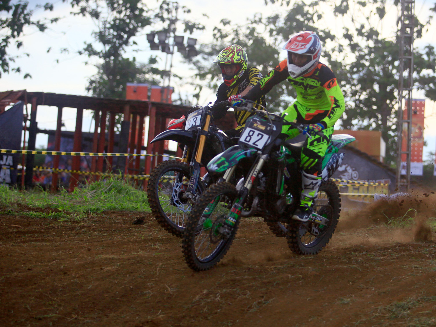 Persaingan di kelas campuran open heat 2 antara aris setyo dan ivan herry 