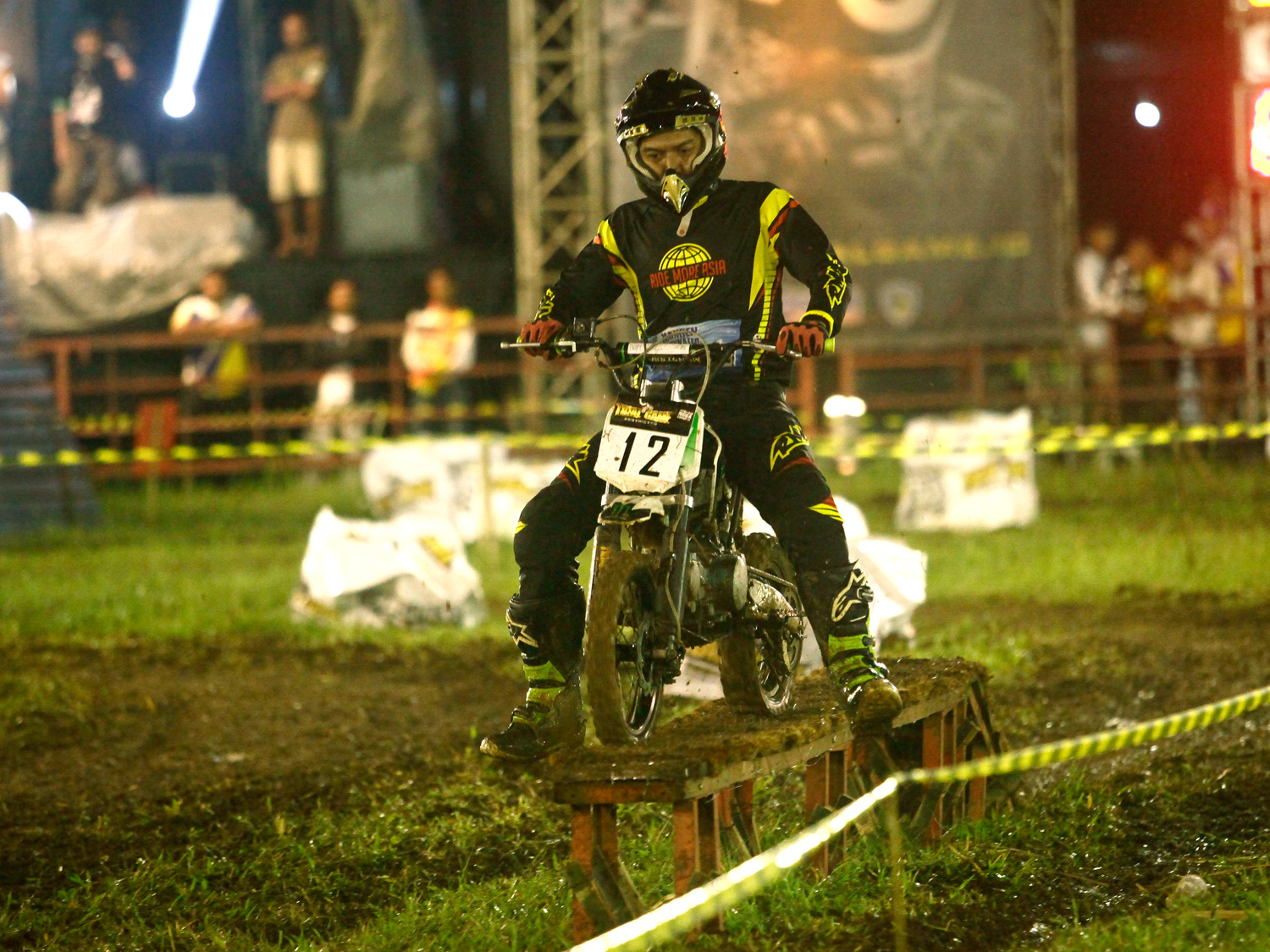 Andy suryanto harus berhati hati ketika melewati rintangan karena hujan gerimis di kelas minimoto heat 1 sirkuit lapangan delimas 