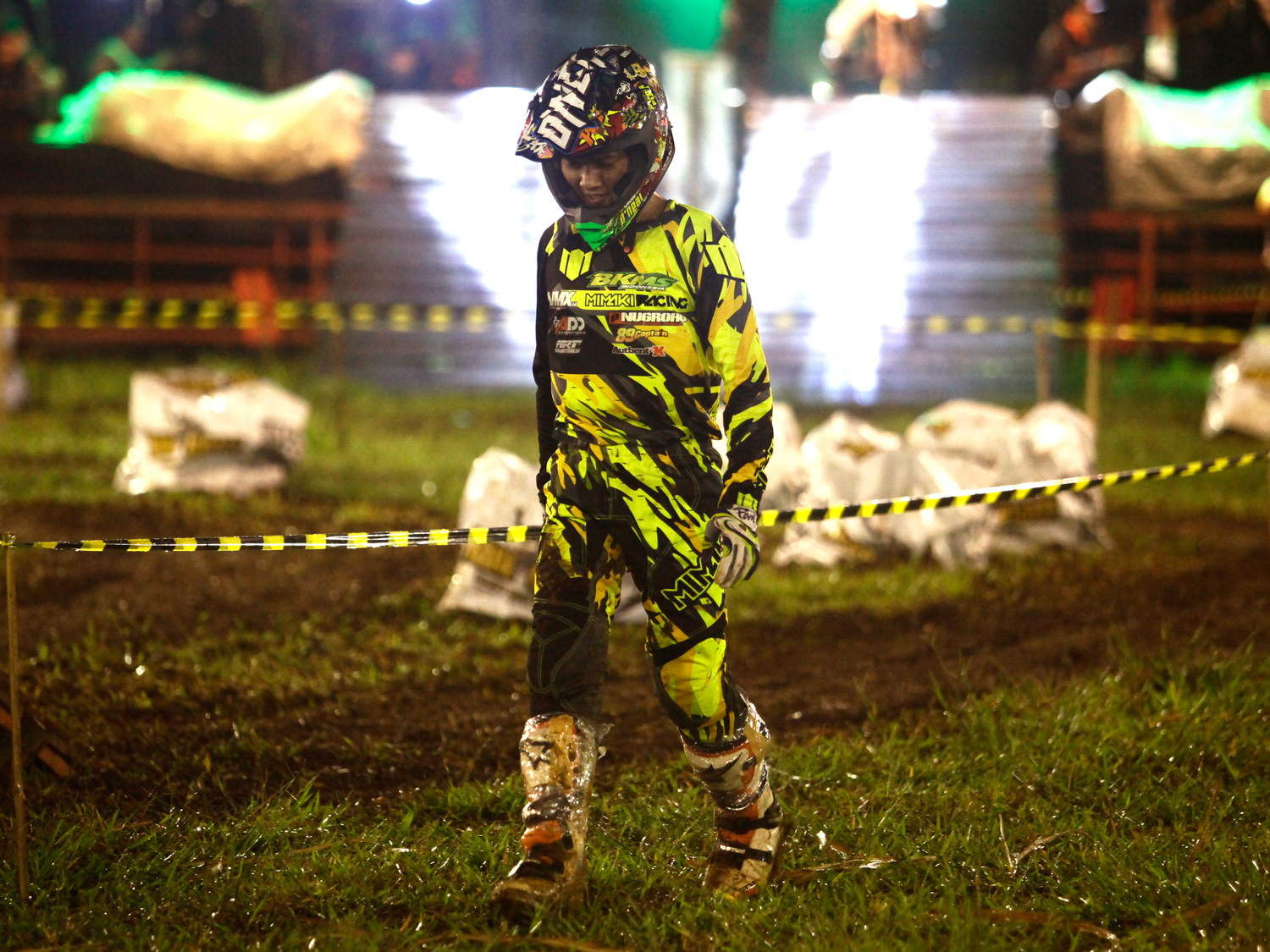 Agha riansyah terpaksa meninggalkan arena karena kendala pada motor yang ditungganginya