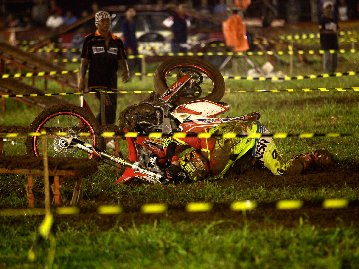Hendra akeew pembalap dari Tasikmalaya terpeleset di lintasan lapangan delimas kelas free for all heat 1  
