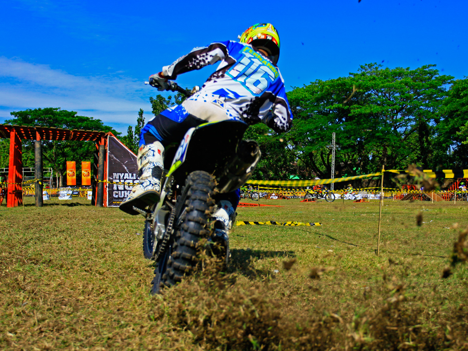 Cornering dari salah satu pembalap di sesi latihan 