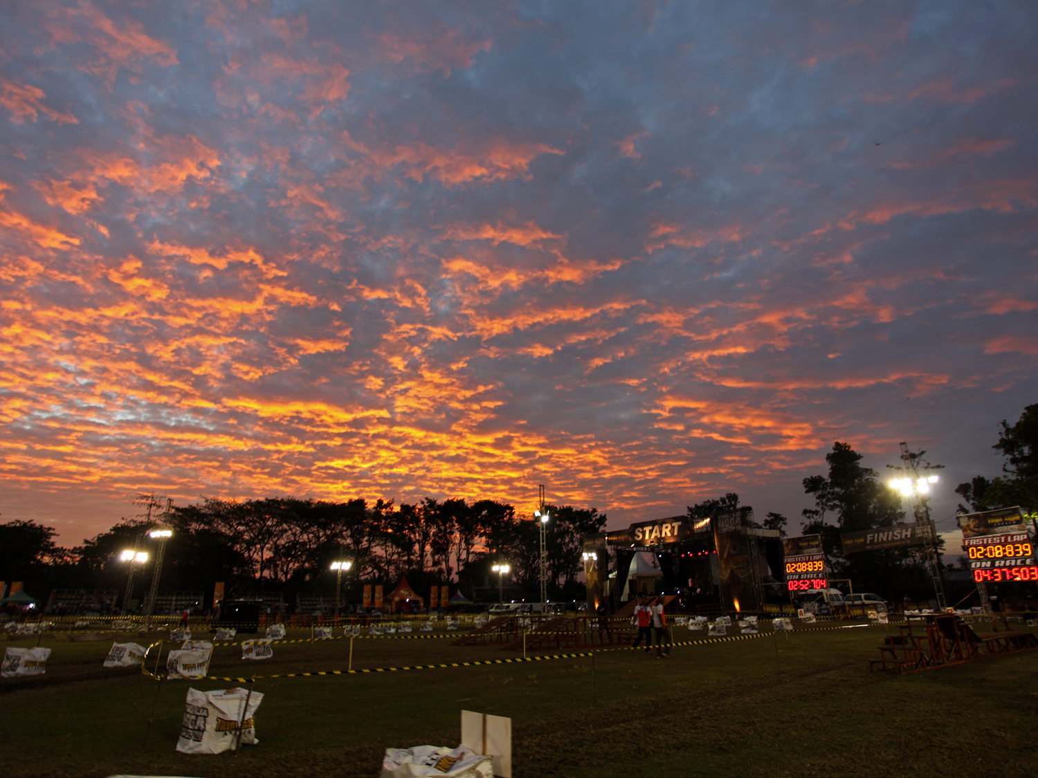 Suasana sirkuit stadion waru jayeng di waktu senja  