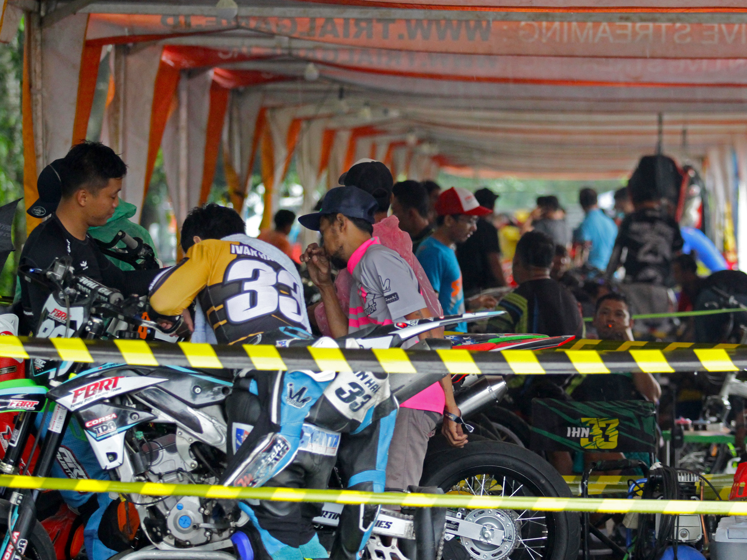 Suasana di paddock, para pembalap dan mekanik sangat serius dalam memenangkan kejuaraan ini