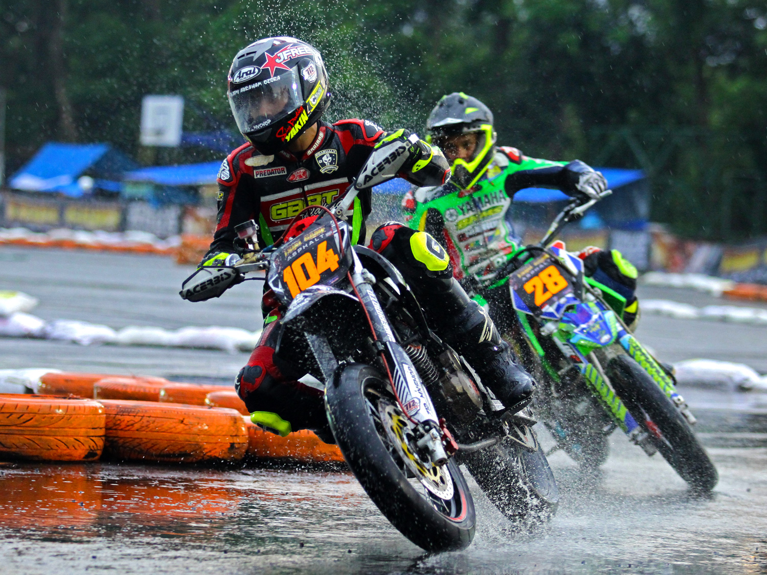 Meskipun sirkuit basah karena hujan, tidak membuat para pembalap menurunkan kecepatan motornya