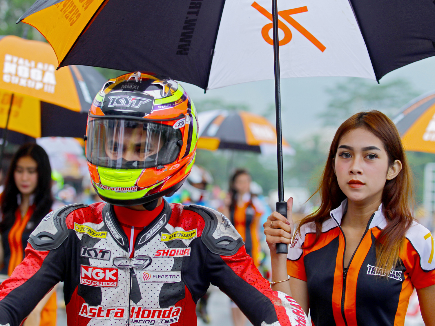 Umbrella girl dari Kota dingin Malang bersiap melepas salah satu pembalap di seri ketiga Trial Game Asphalt