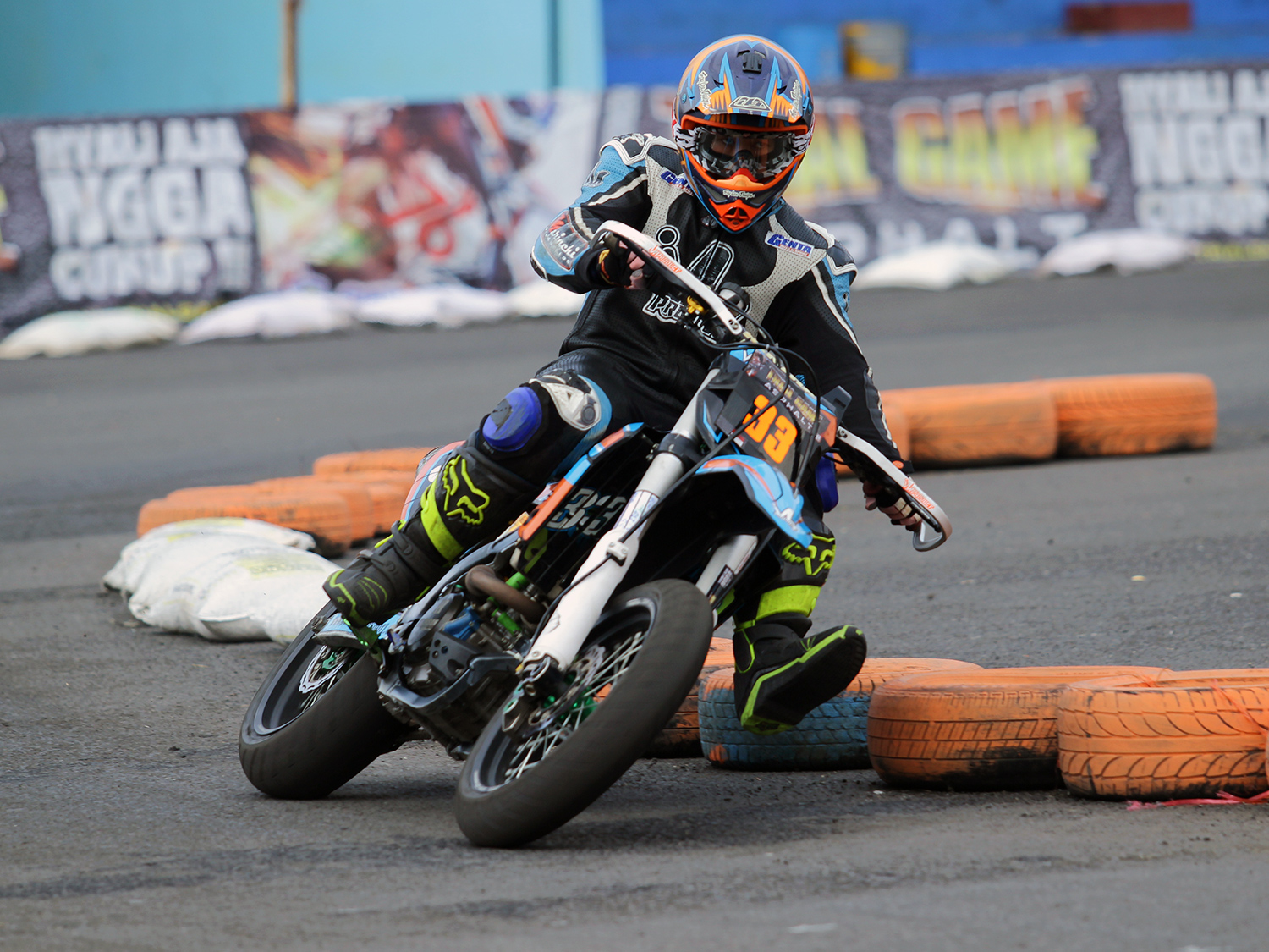 Ivan Harry melibas tikungan dengan style motocross yang menjadi cirikhasnya