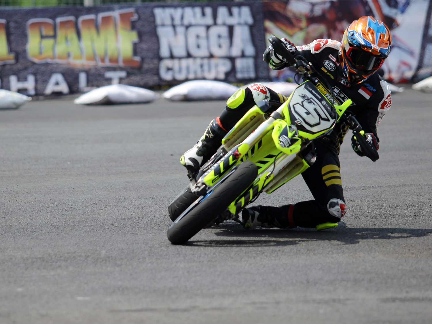 Kneedown menjadi ciri khas pembalap roadrace seperti Doni Tata