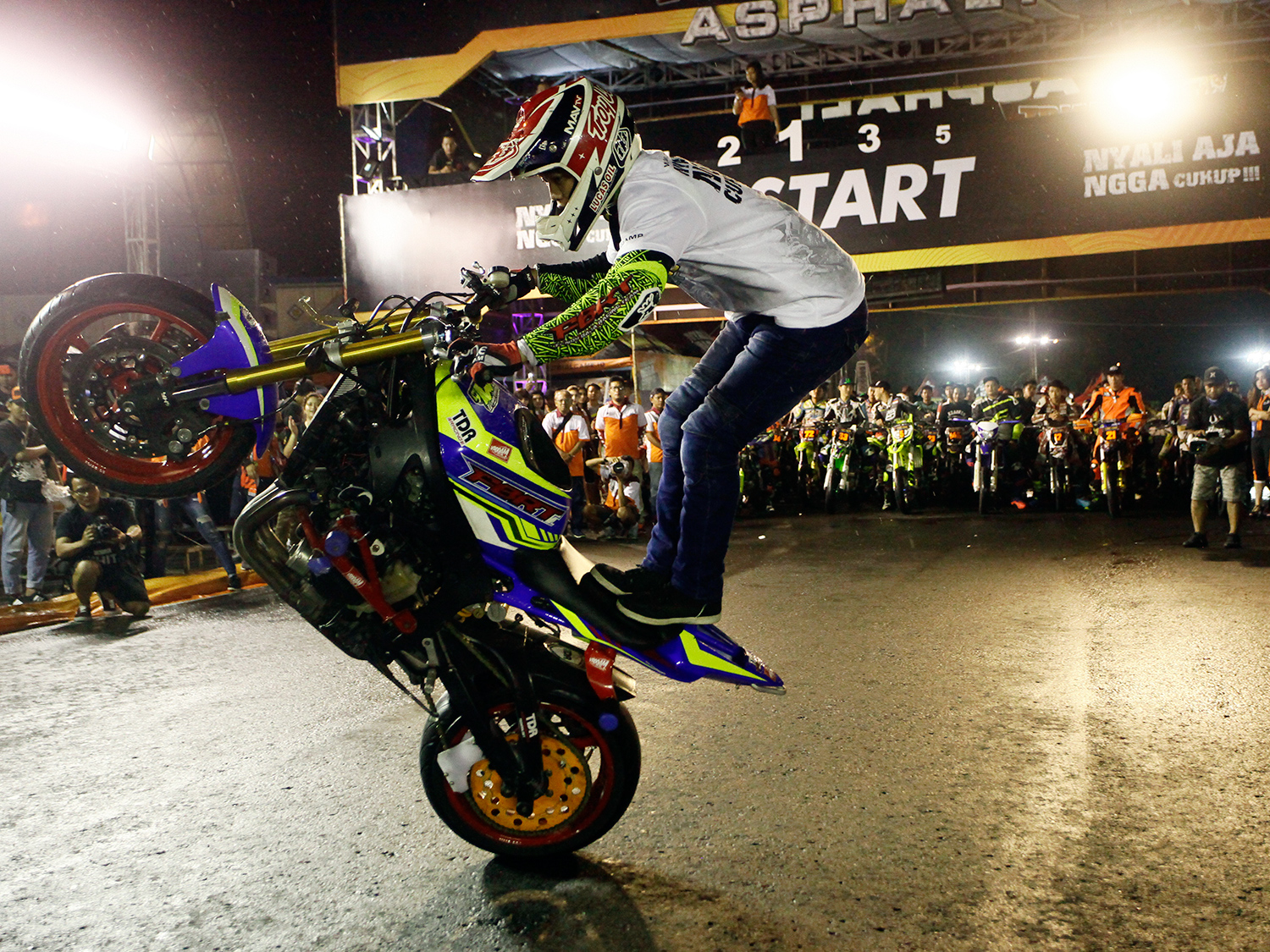 Penonton dan pembalap dikejutkan dengan aksi freestyle Wawan Tembong saat upacara opening ceremony