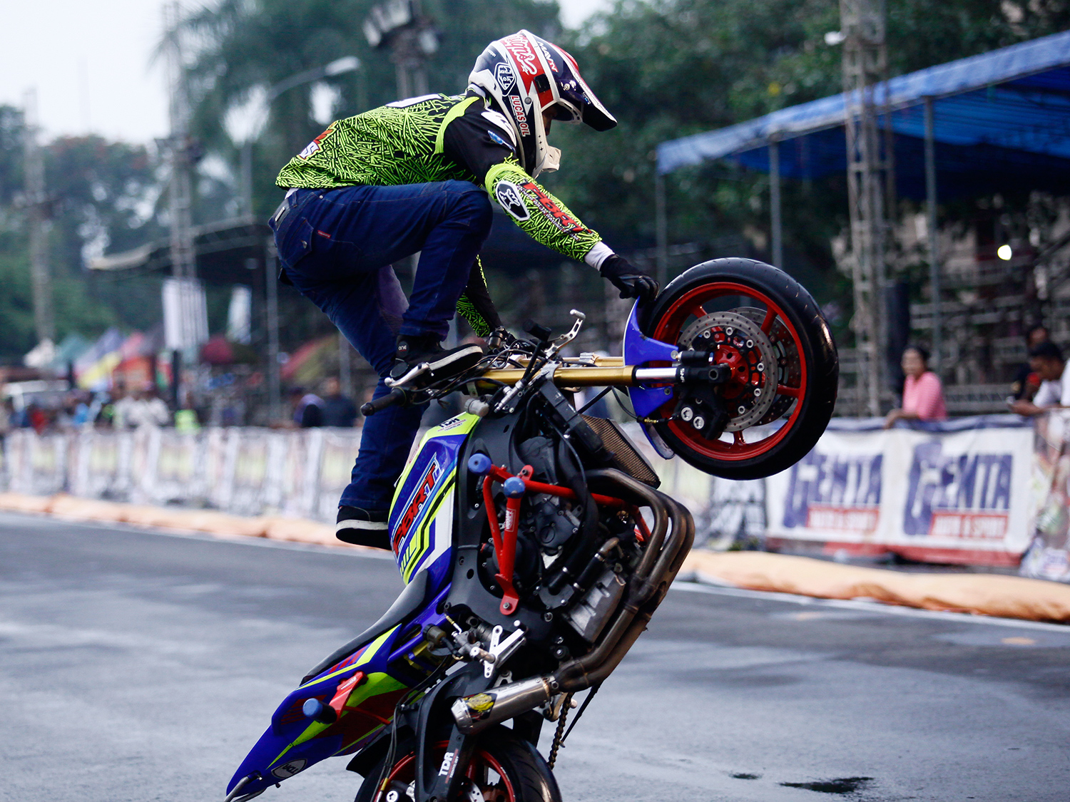 aksi freestyle Wawan Tembong