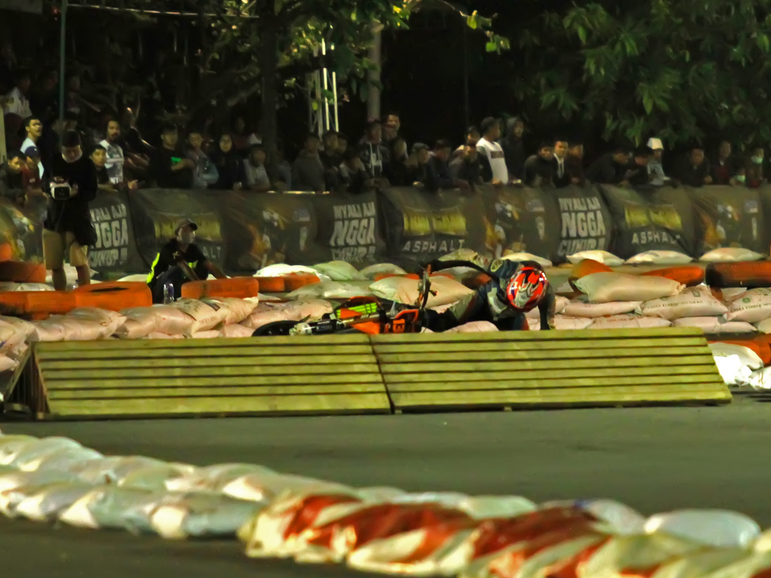 Pembalap asal Kota Malang M.Zaki terjatuh sebelum melewati handicap jumpingan di sesi QTT