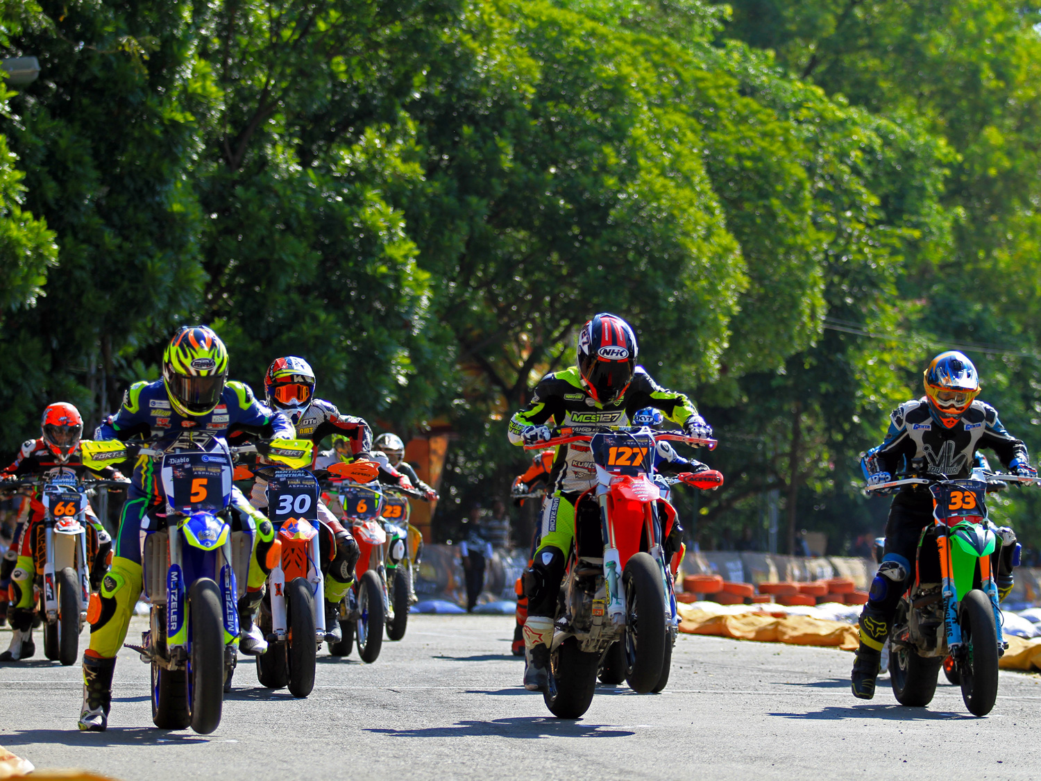 Para pembalap kelas utama moto 1 FFA 450 bersiap untuk melakukan start pertama