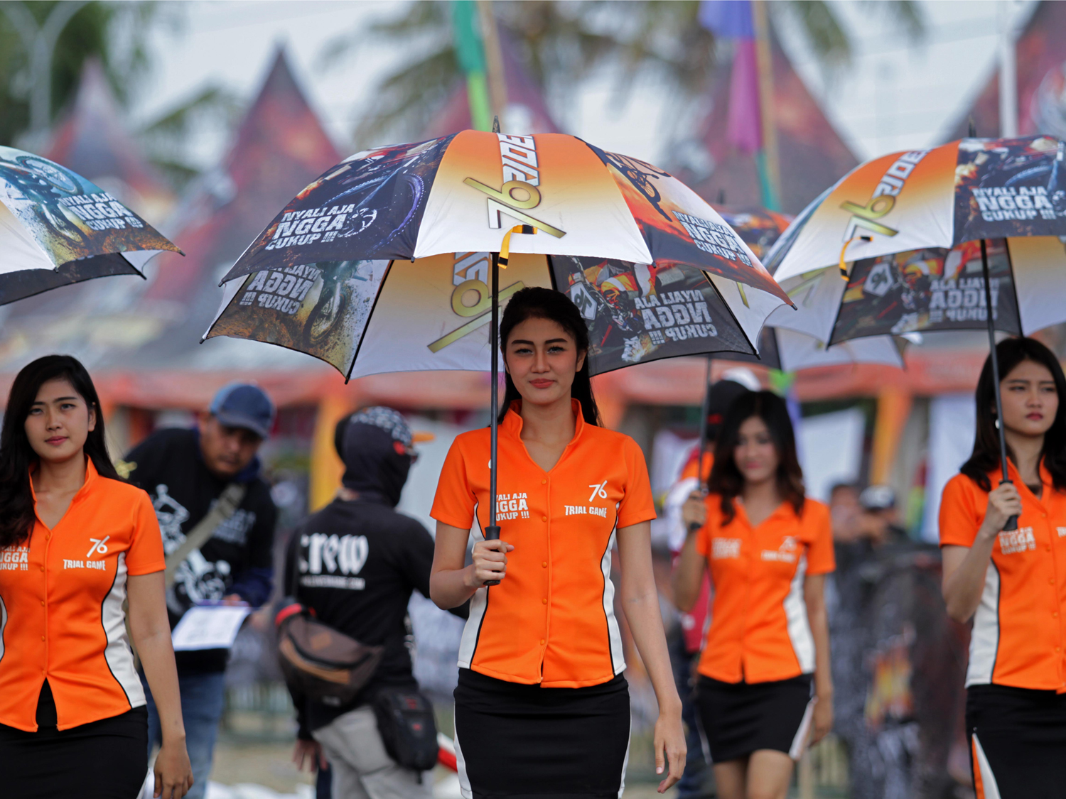 Umbrella girl bersiap membuka race moto 1 di hari kedua ini