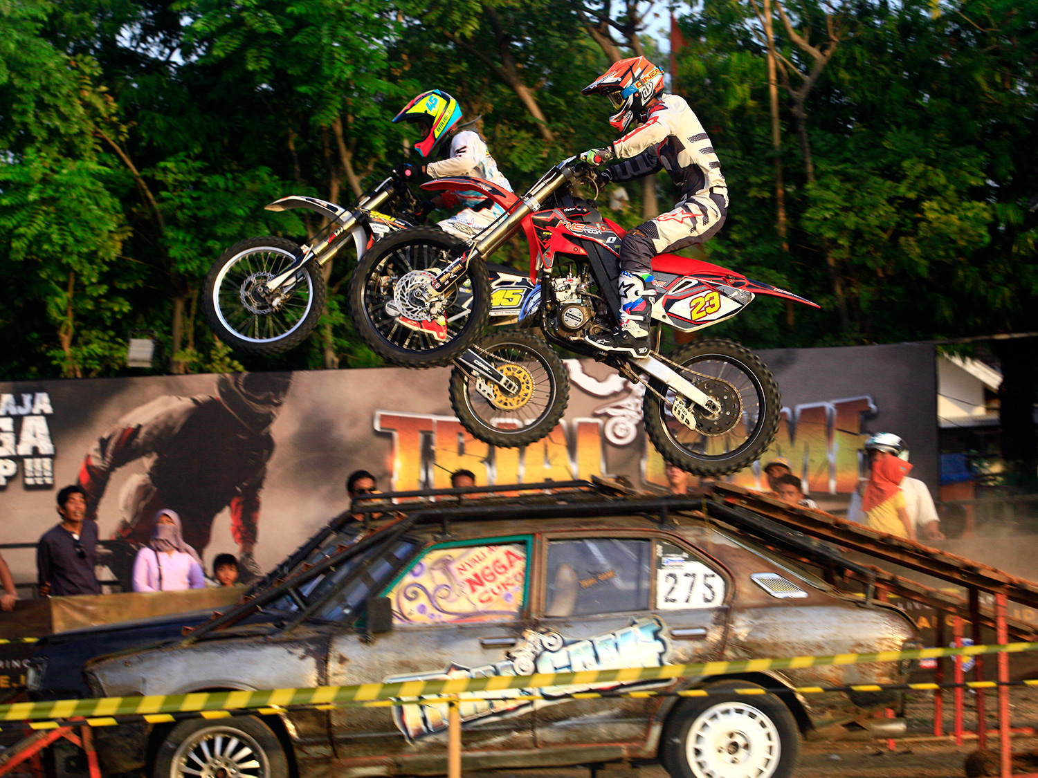 Aditya Pradana dan Agha Riansyah melibas rintangan Jump Car