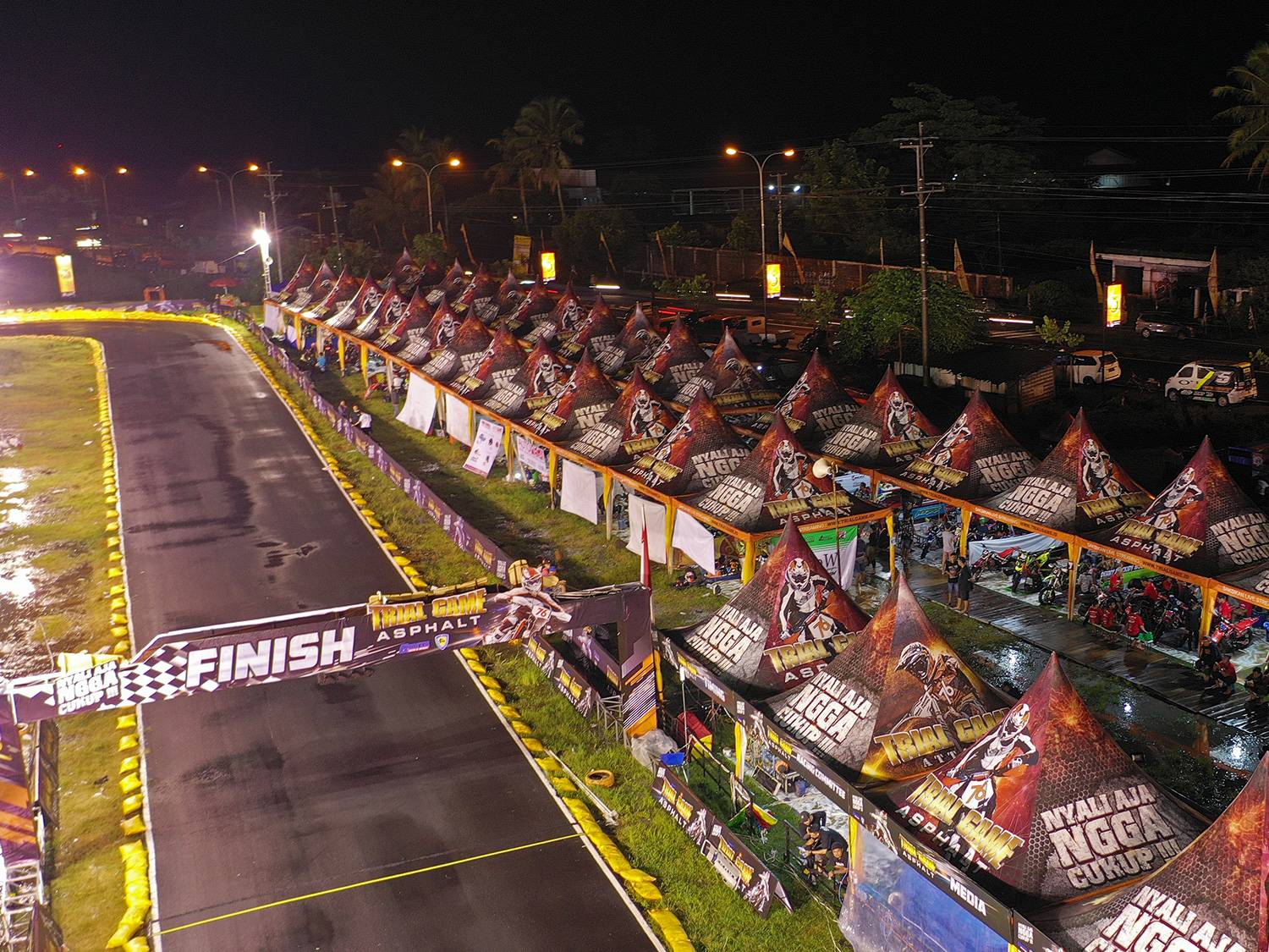 Suasana paddock para pembalap di malam hari