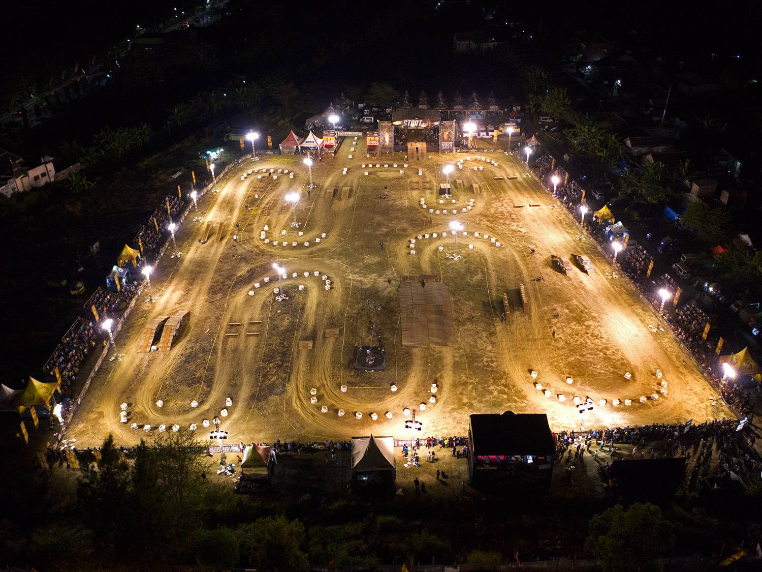 Kondisi lintasan lapangan Ngampel yang diambl dari foto udara pada malam hari