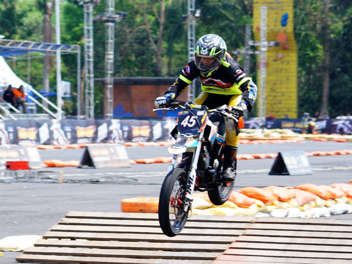 Aksi rider di Trial Game Seri 04 Kota Malang