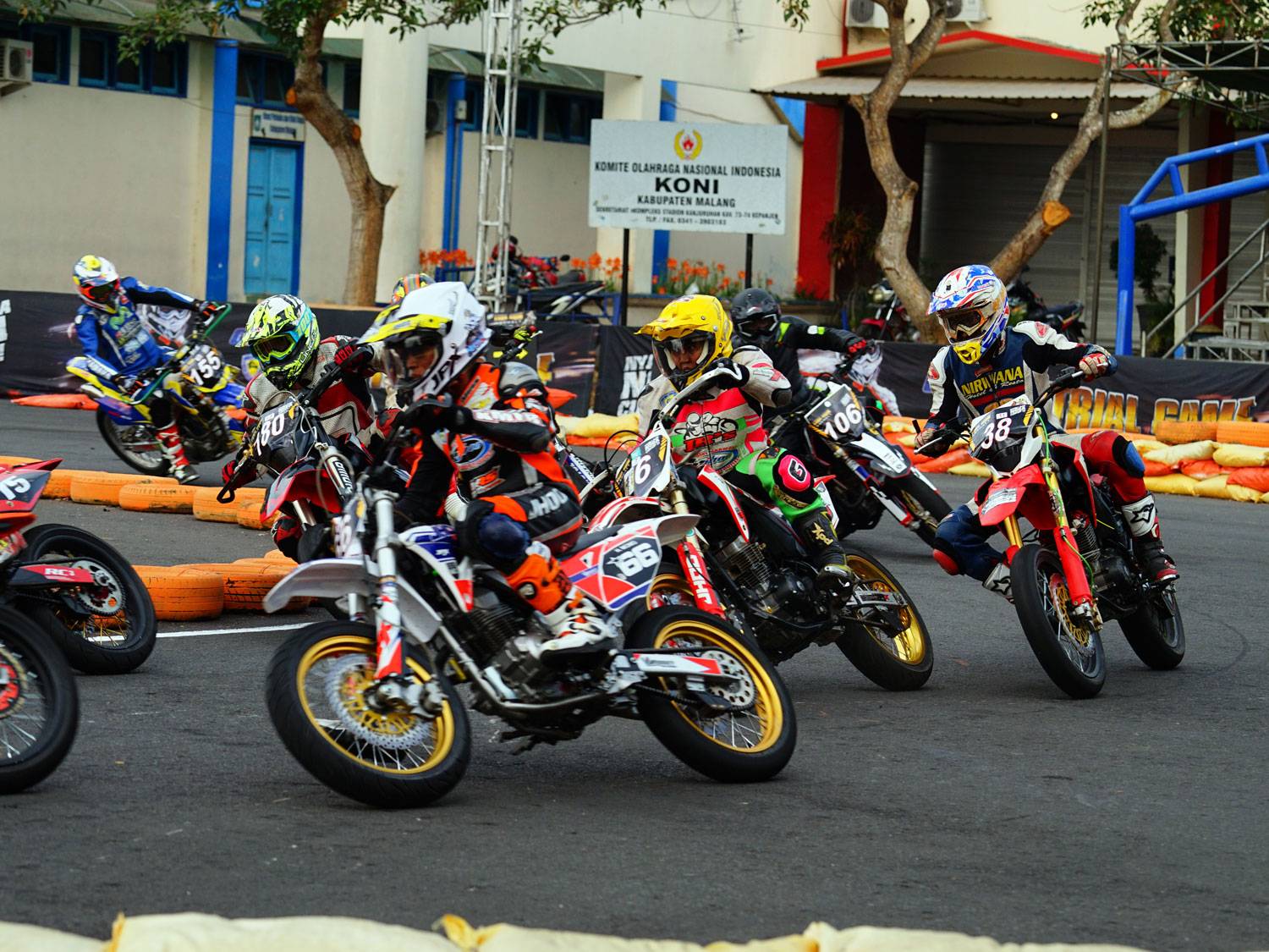 Para rider ketika melewati R pertama di lintasan Trial Game Asphalt Kota Malang