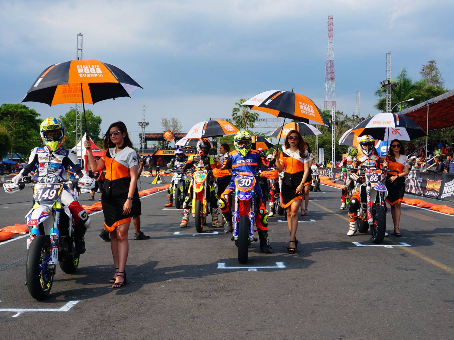 Umbrella girls menjadi pemanis ditengah teriknya panas matahari saat rider berada di grid start