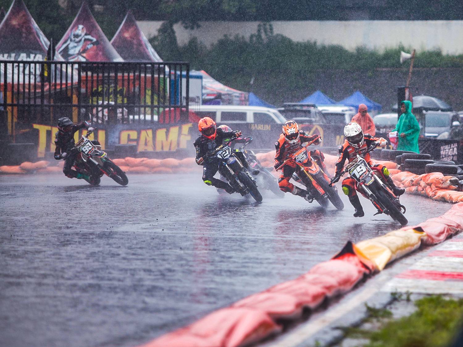 Meski diguyur hujan, Yaasin Somma menjadi ancaman tersendiri bagi pembalap lainnya