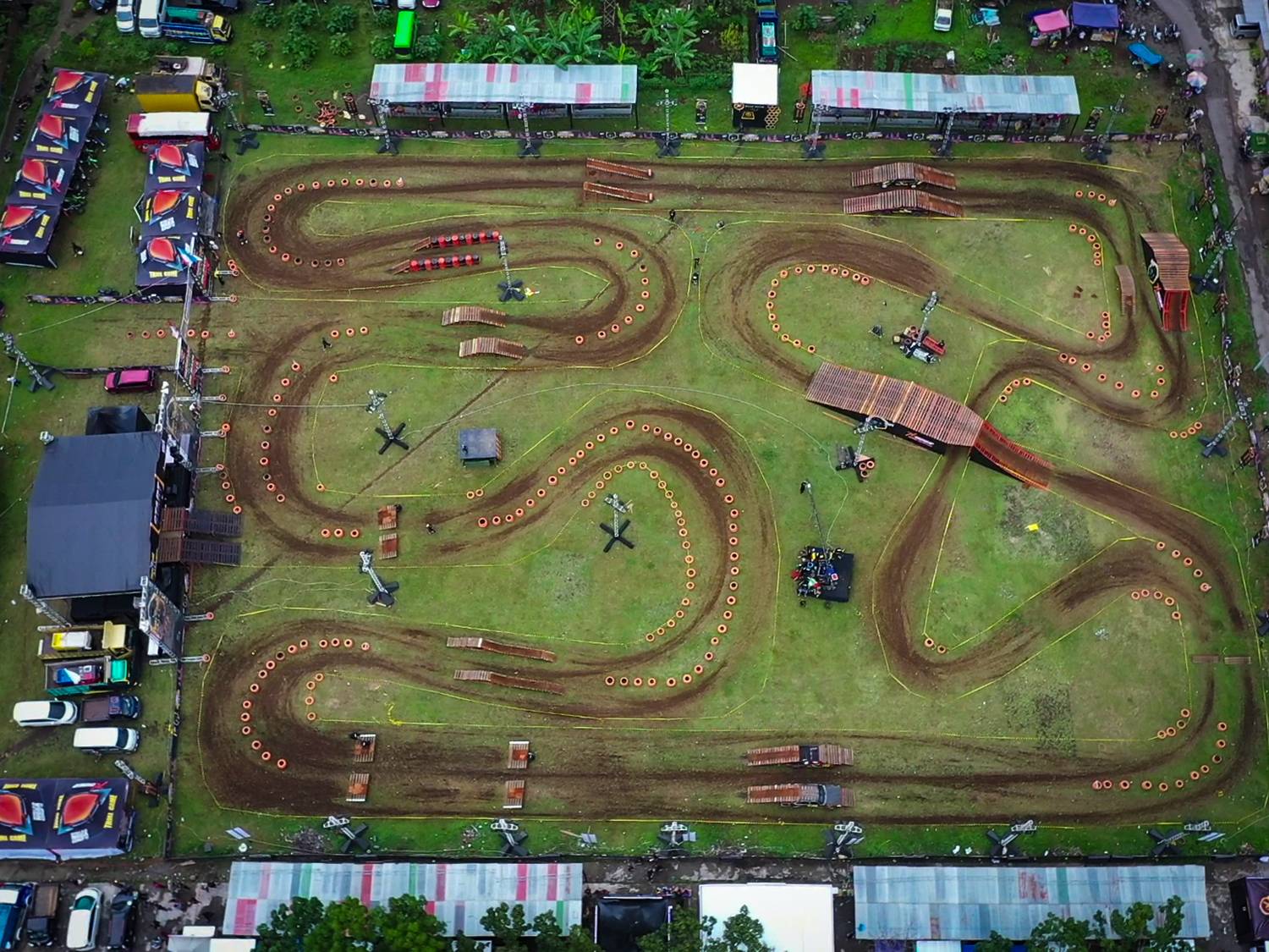 Gambar tampak atas sirkuit seri ke 3 Trial Game Dirt  di Kota Purwokerto, tepatnya di lapangan Dukuh Waluh