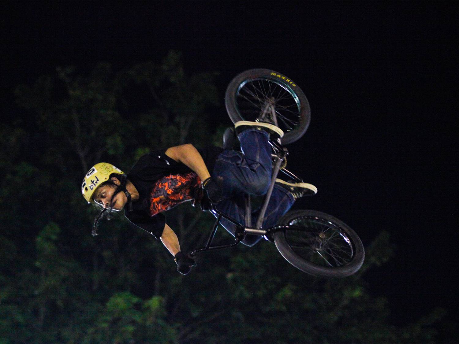 Adit freestyler BMX sedang melakukan backflip