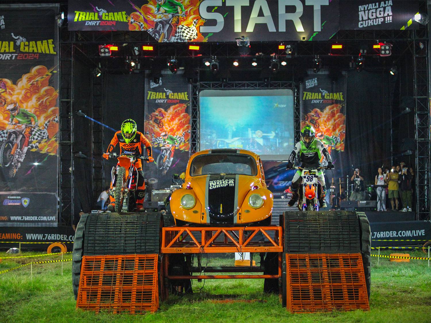 Ivan Harry & Rizky Aji sedang melewati rintangan jumpingan big foot