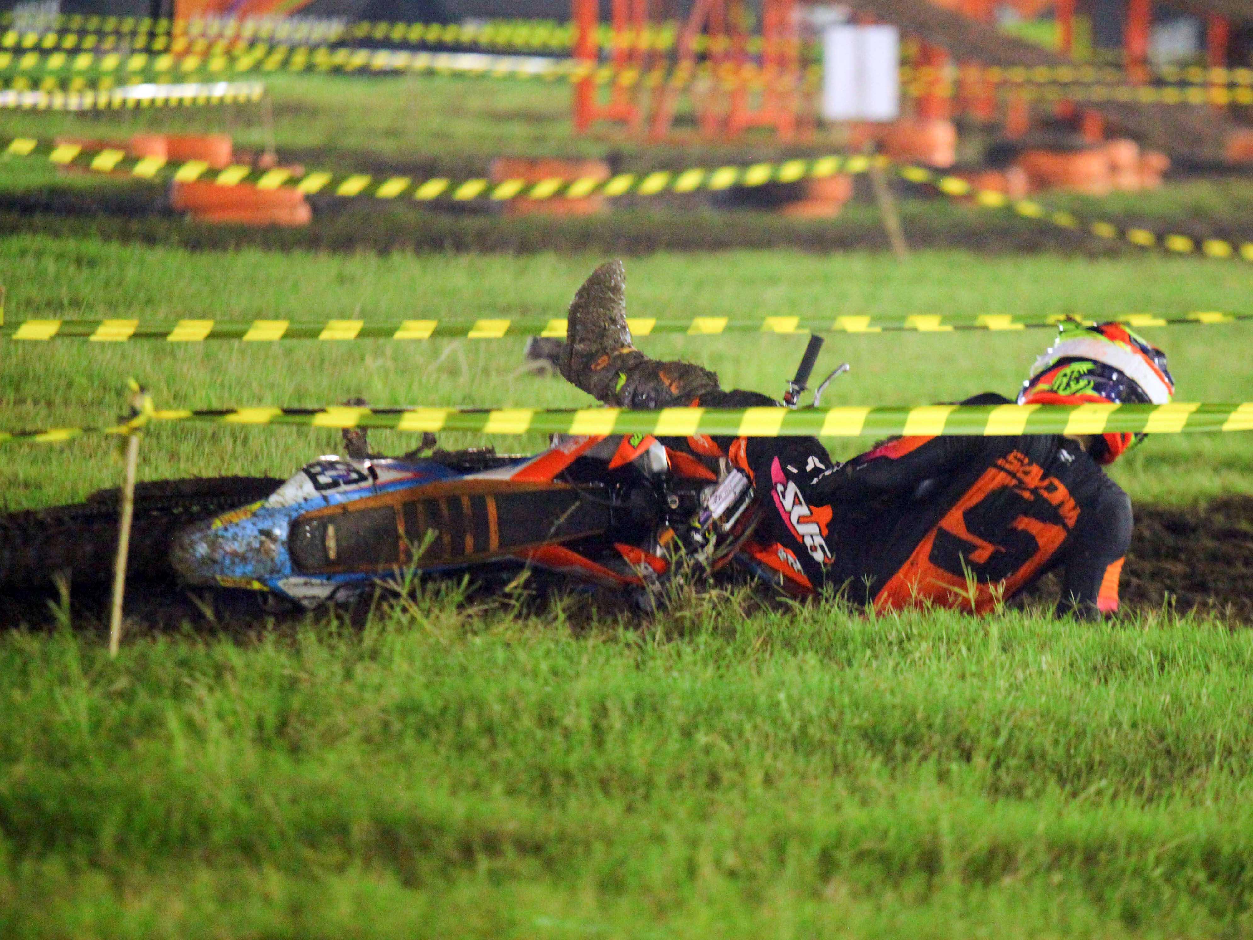 Savona Oky terjatuh di tikungan cornering Lap. Garnisun