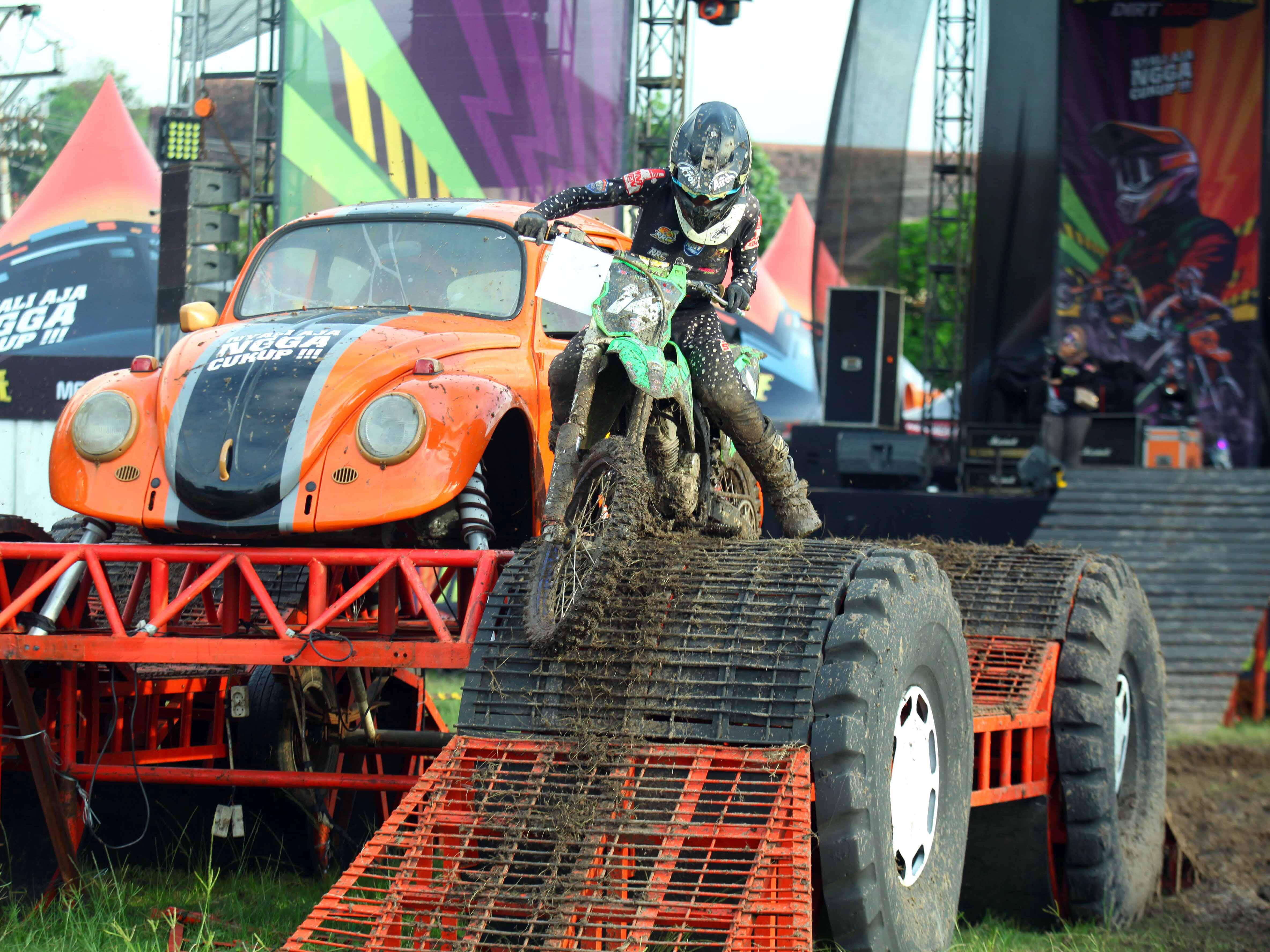 Javier Bhagawanta hampir terjatuh di Handicap Big Foot Jump