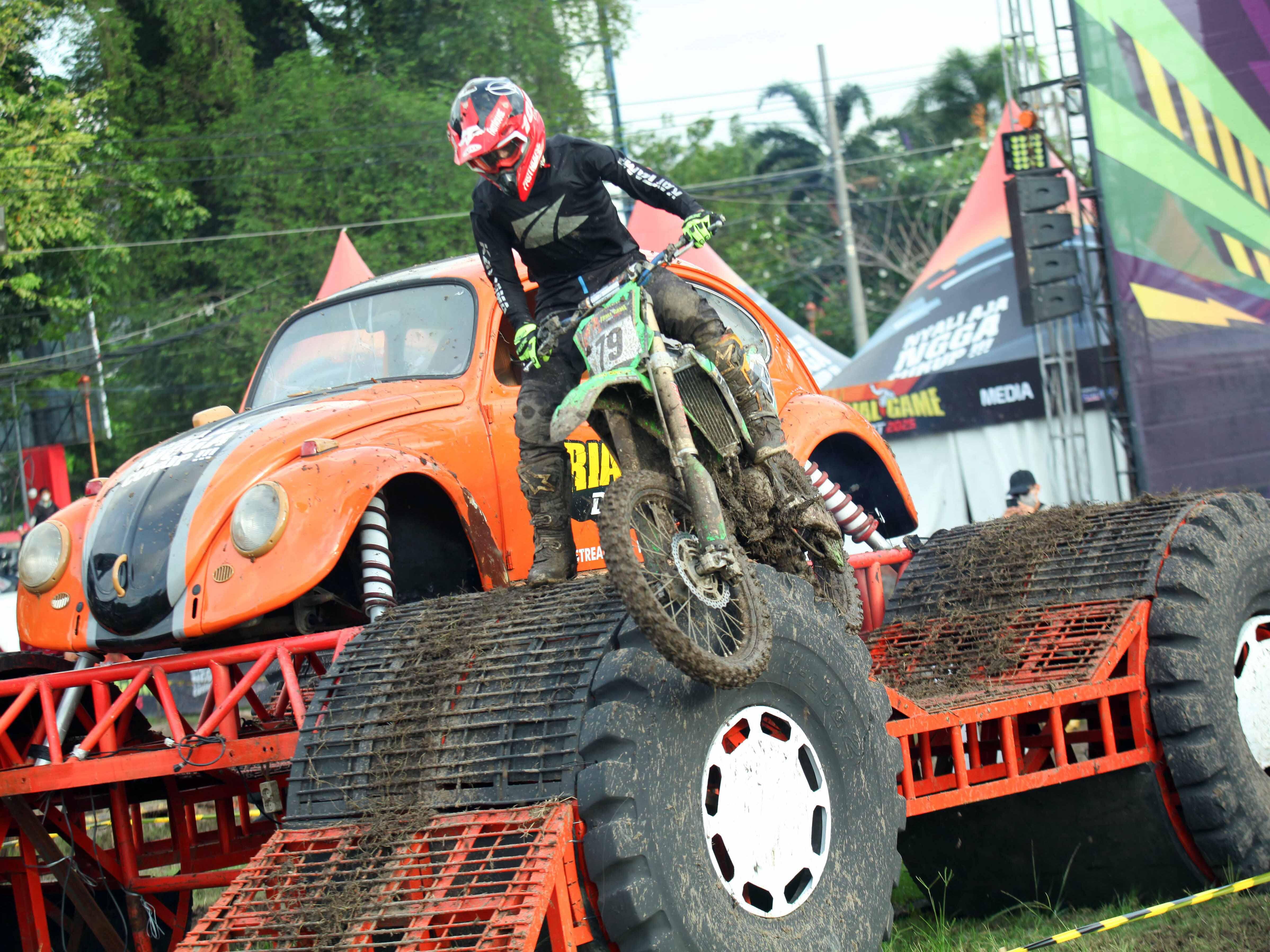 Slamet Biuz hampir terjatuh di Handicap Big Foot Jump saat perebutan Kelas Campuran Non Seeded