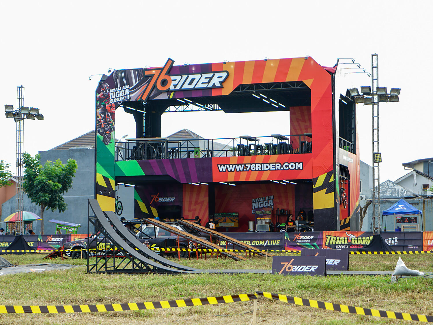 Temukan kenyamanan, game seru dan merchandise keren hanya di lounge 76 Rider