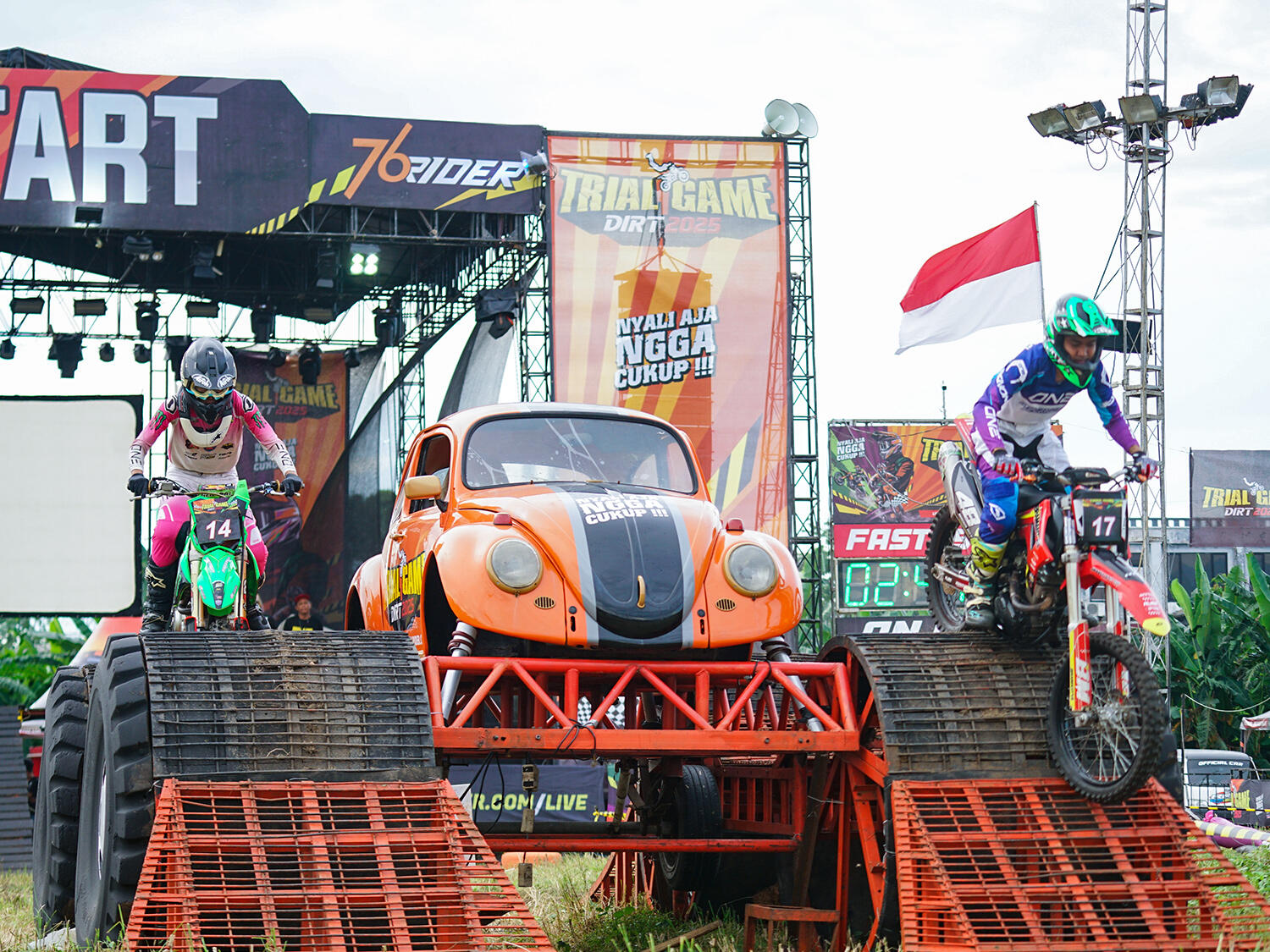 Dua pembalap kelas non seeded heat 1 melewati jumpingan Big Foot