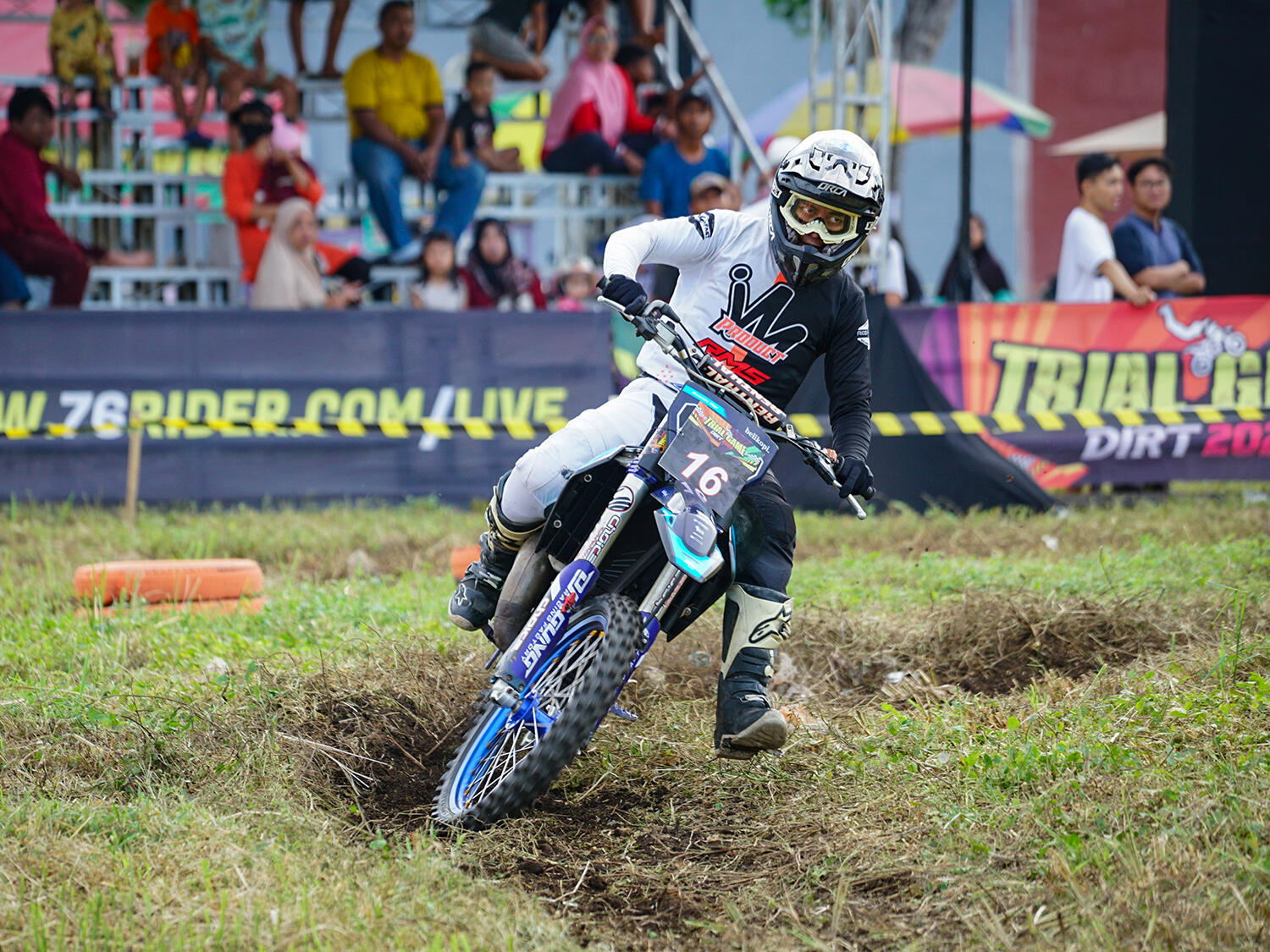 Cornering dari pembalap Ananda Rigi kelas campuran open heat 1