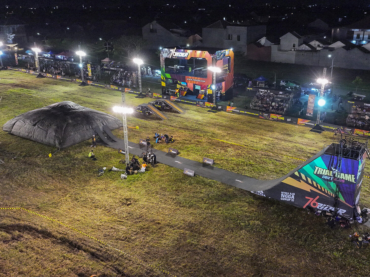 lompatan ini bukan soal tinggi, tetapi soal berani, inilah track BMX Performance di dalam area lintasan Trial Game Dirt