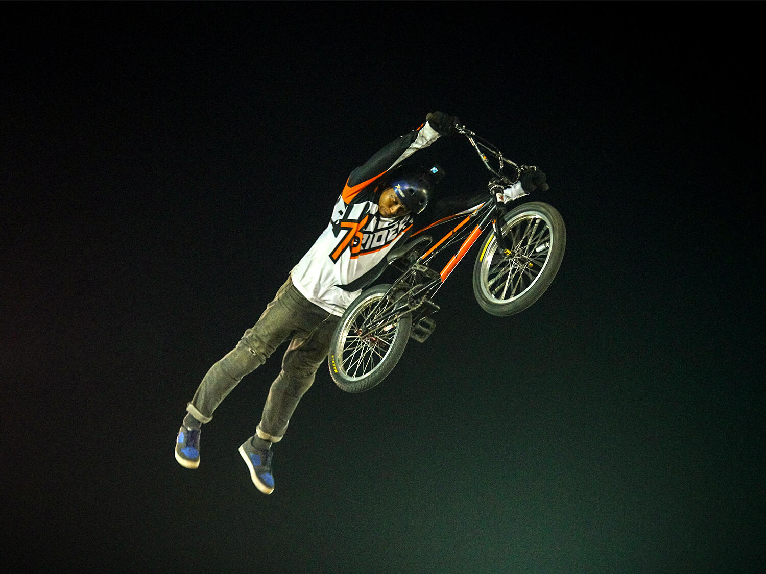 Aksi gila para rider BMX freestyle di Trial Game Dirt sukses bikin jantung berdetak lebih cepat! Lompatan tinggi, trik ekstrem, dan adrenalin maksimal!