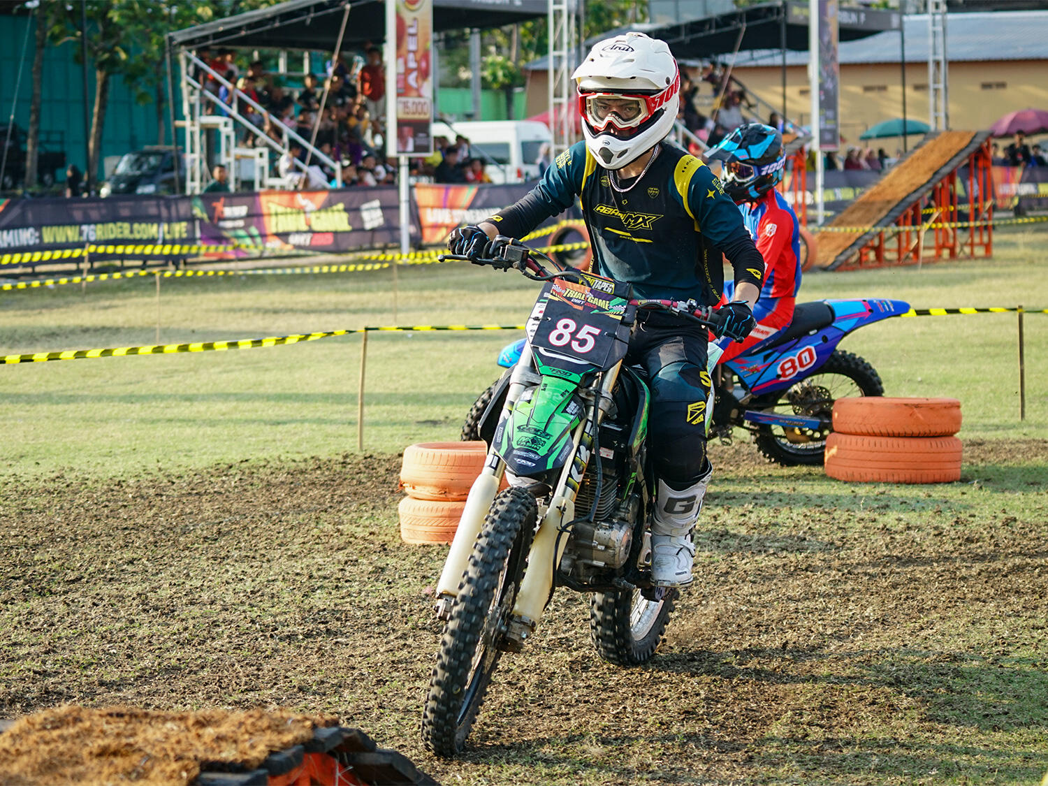 Aksi para pembalap di kelas campuran non seeded heat 2